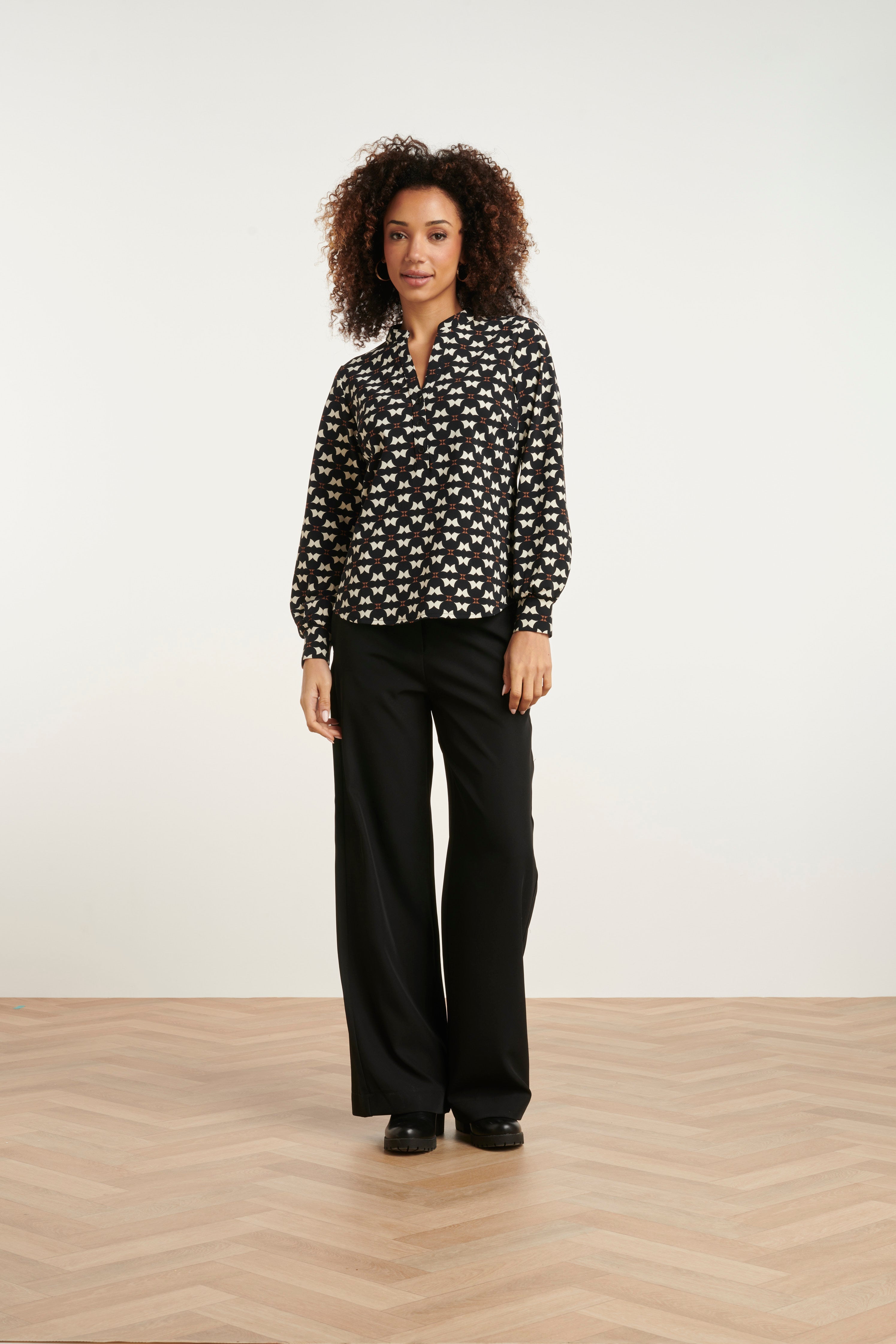 24820 Grafisch Geprint Travel Kwaliteit Blouse | Black - Sand