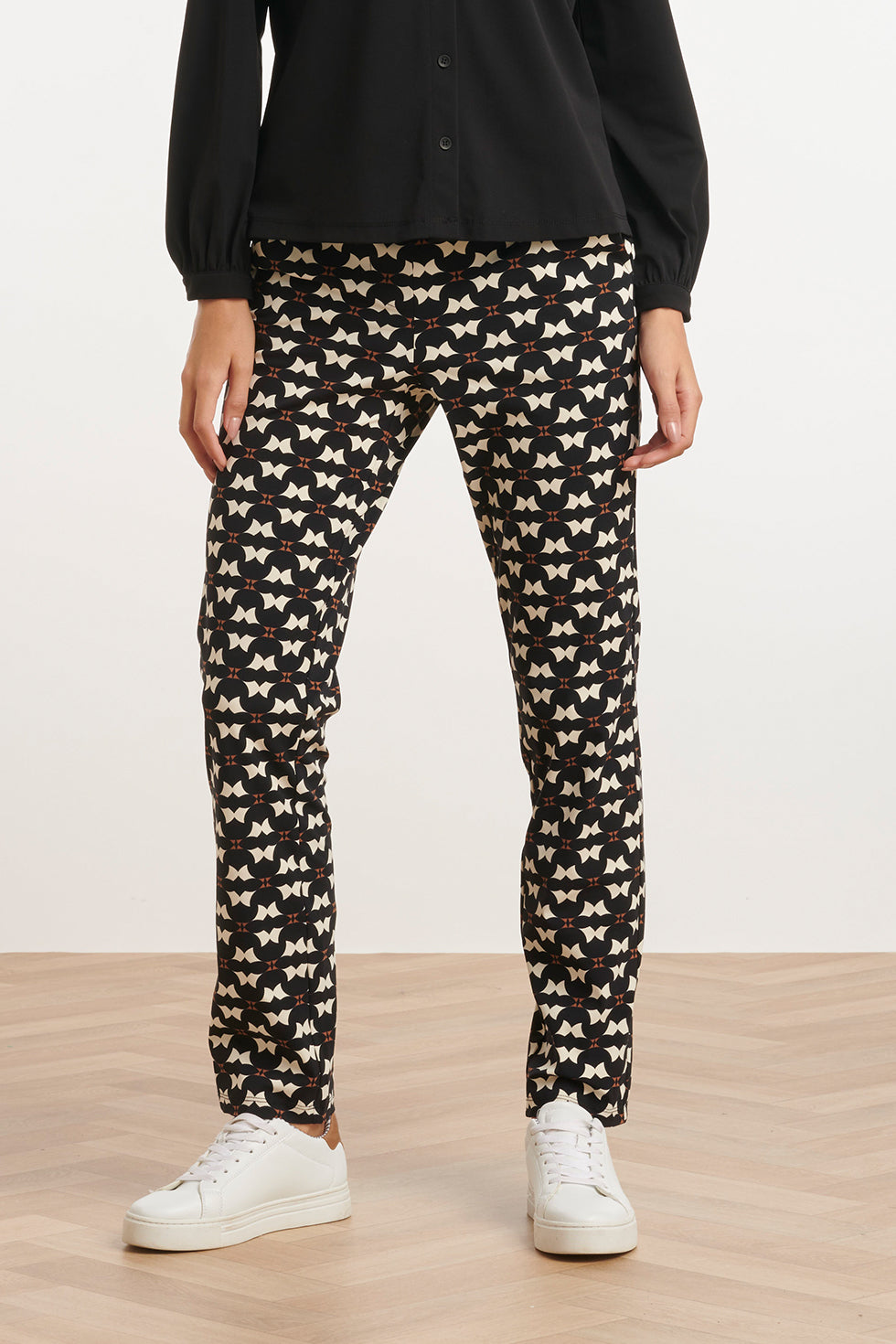 24823 Grafisch Geprint Travel Quality Broek | Black - Sand