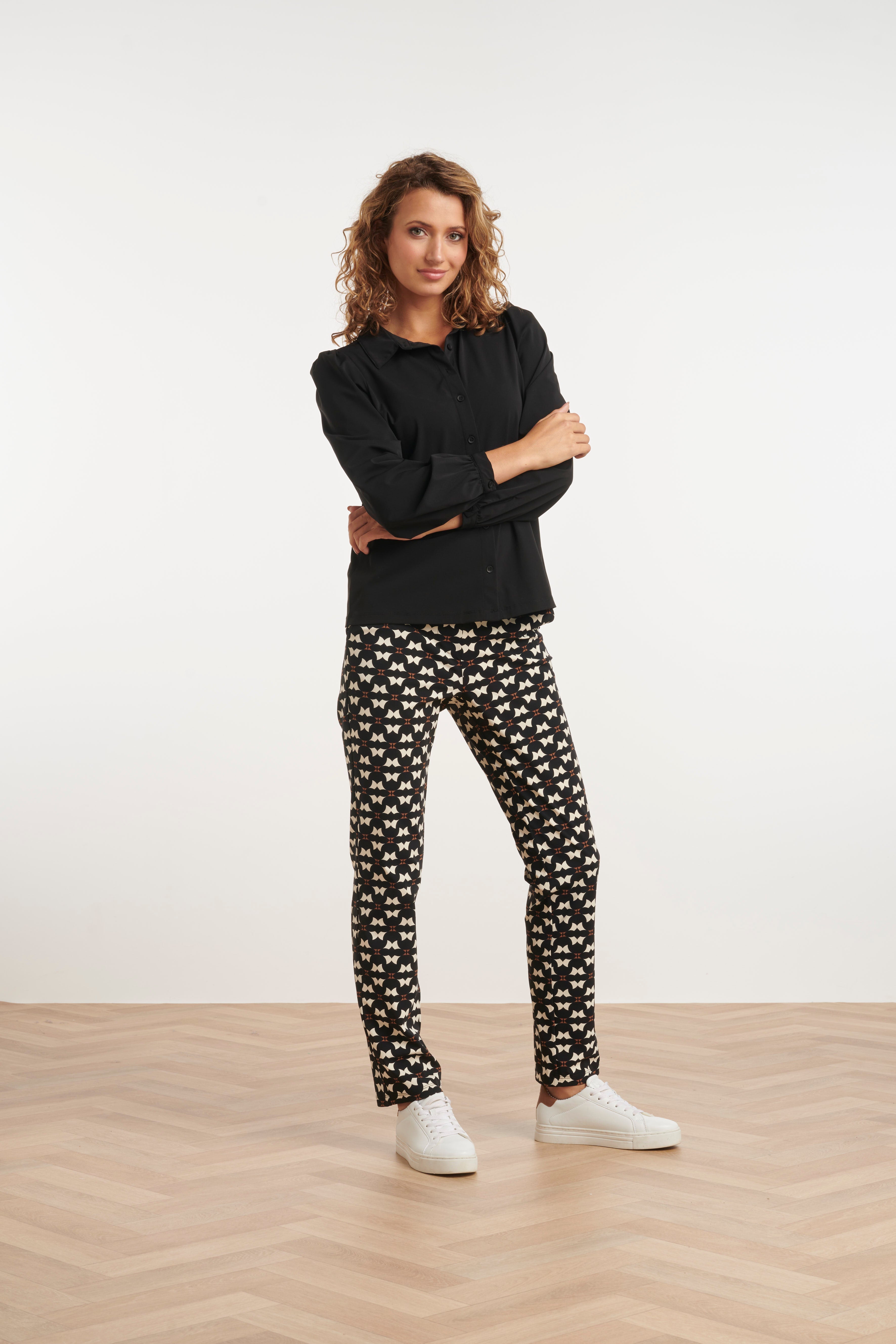24823 Grafisch Geprint Travel Quality Broek | Black - Sand