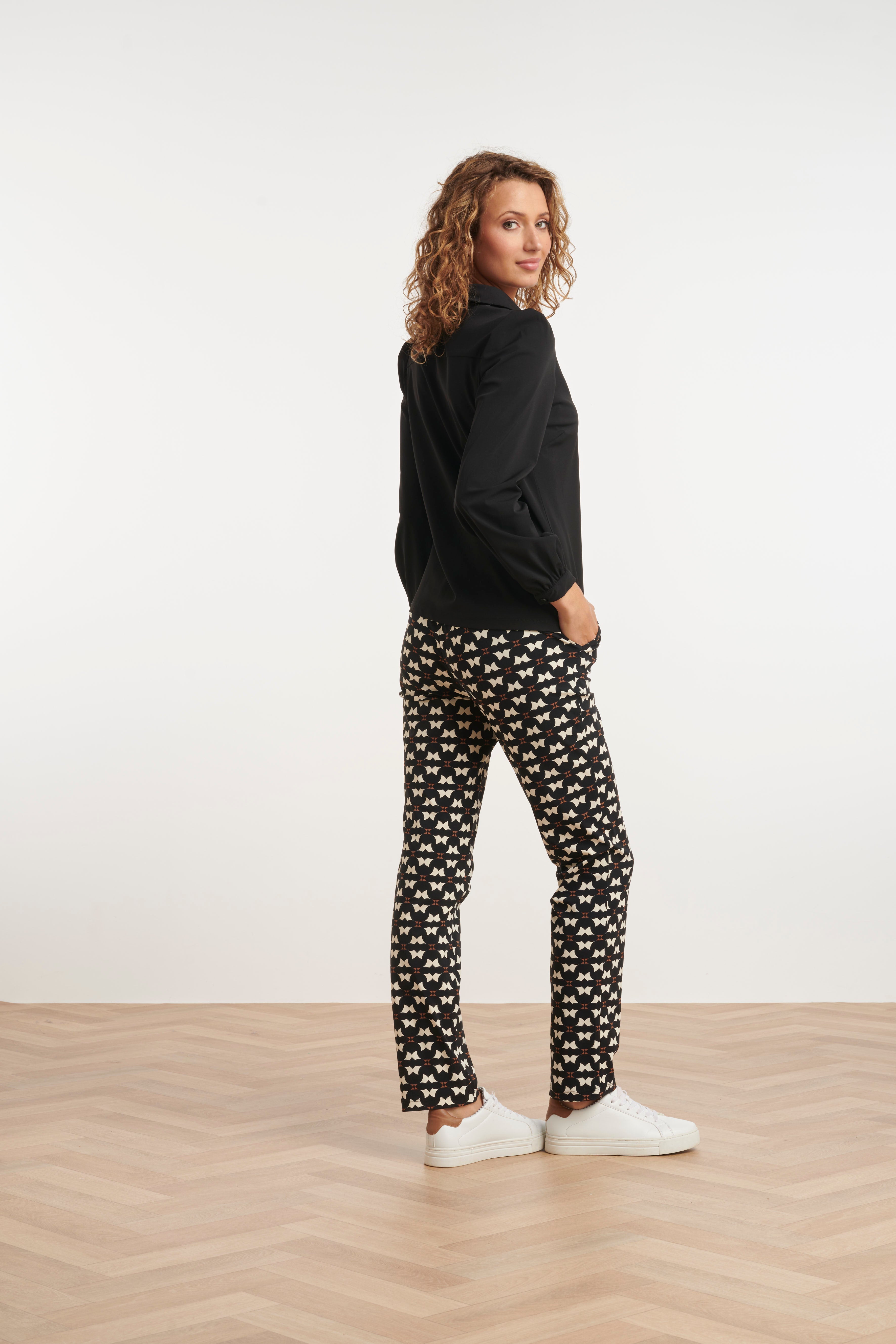 24823 Grafisch Geprint Travel Quality Broek | Black - Sand