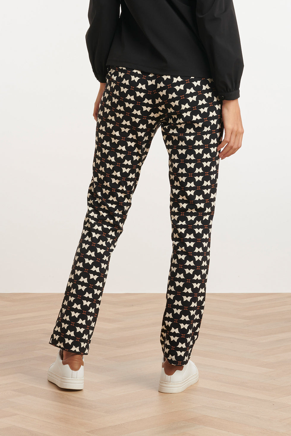 24823 Grafisch Geprint Travel Quality Broek | Black - Sand