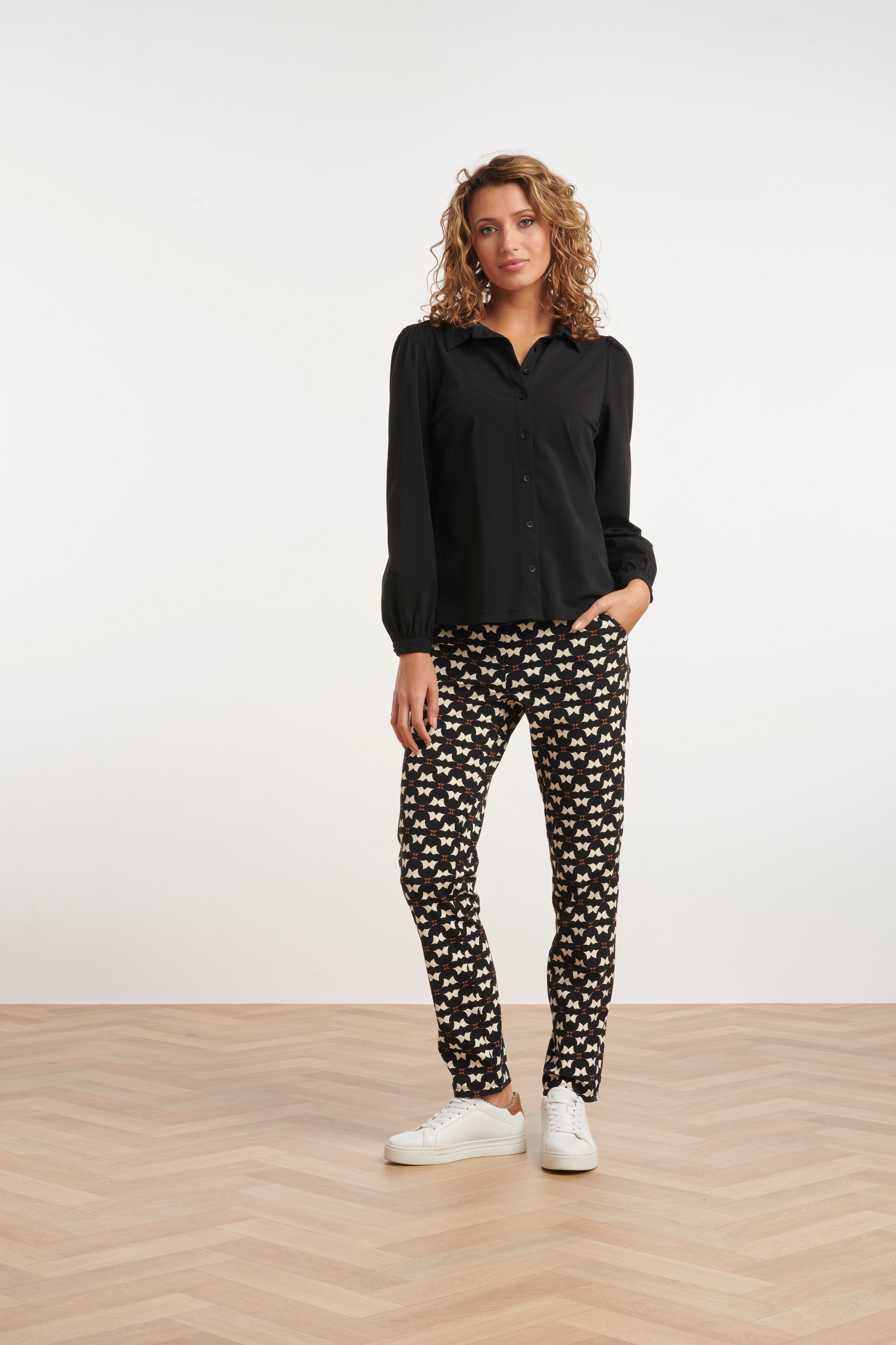 24823 Grafisch Geprint Travel Quality Broek | Black - Sand