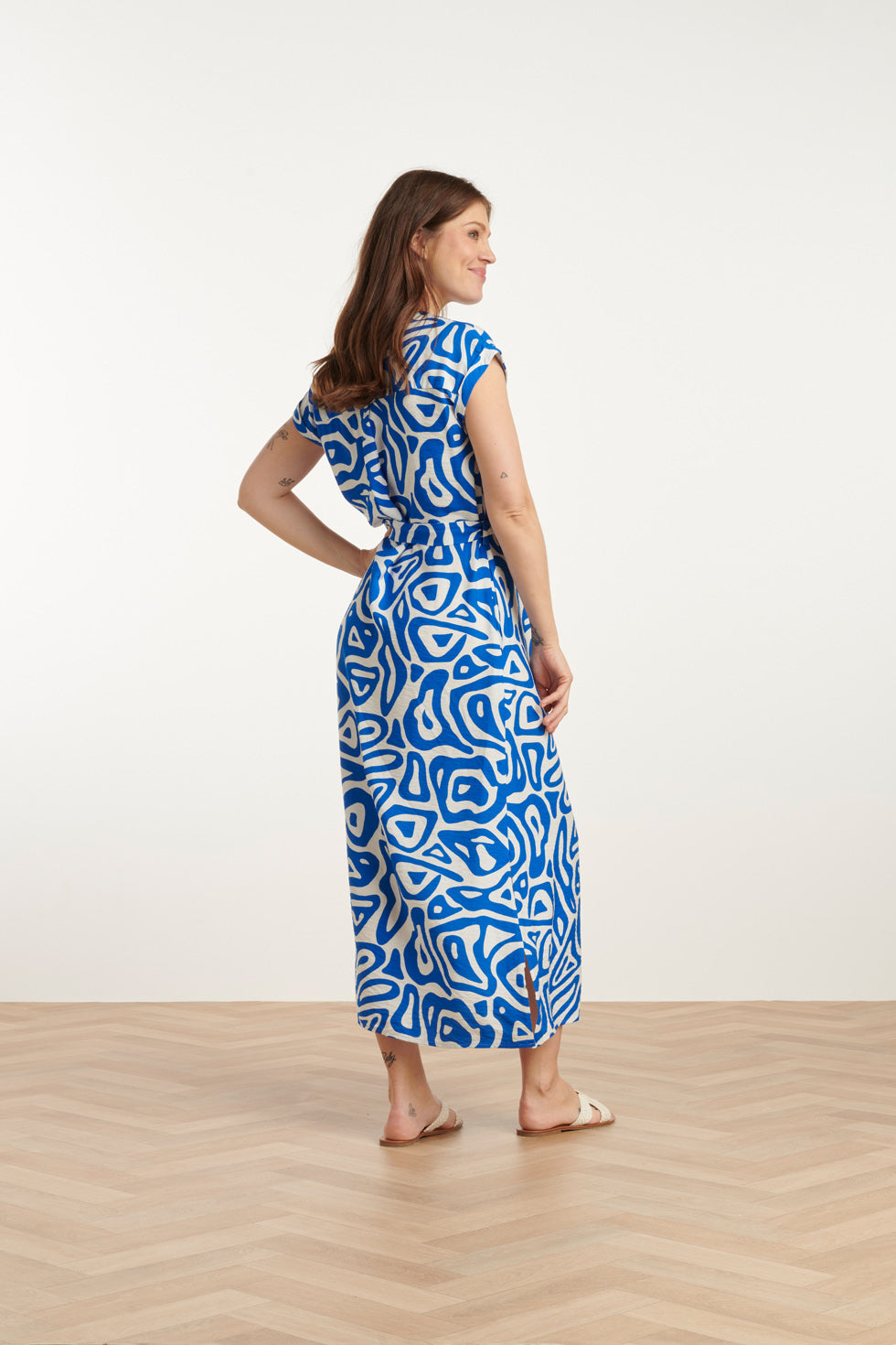 25003 Midi Jurk Met Te Abstracte Print | Cobalt Blue-White