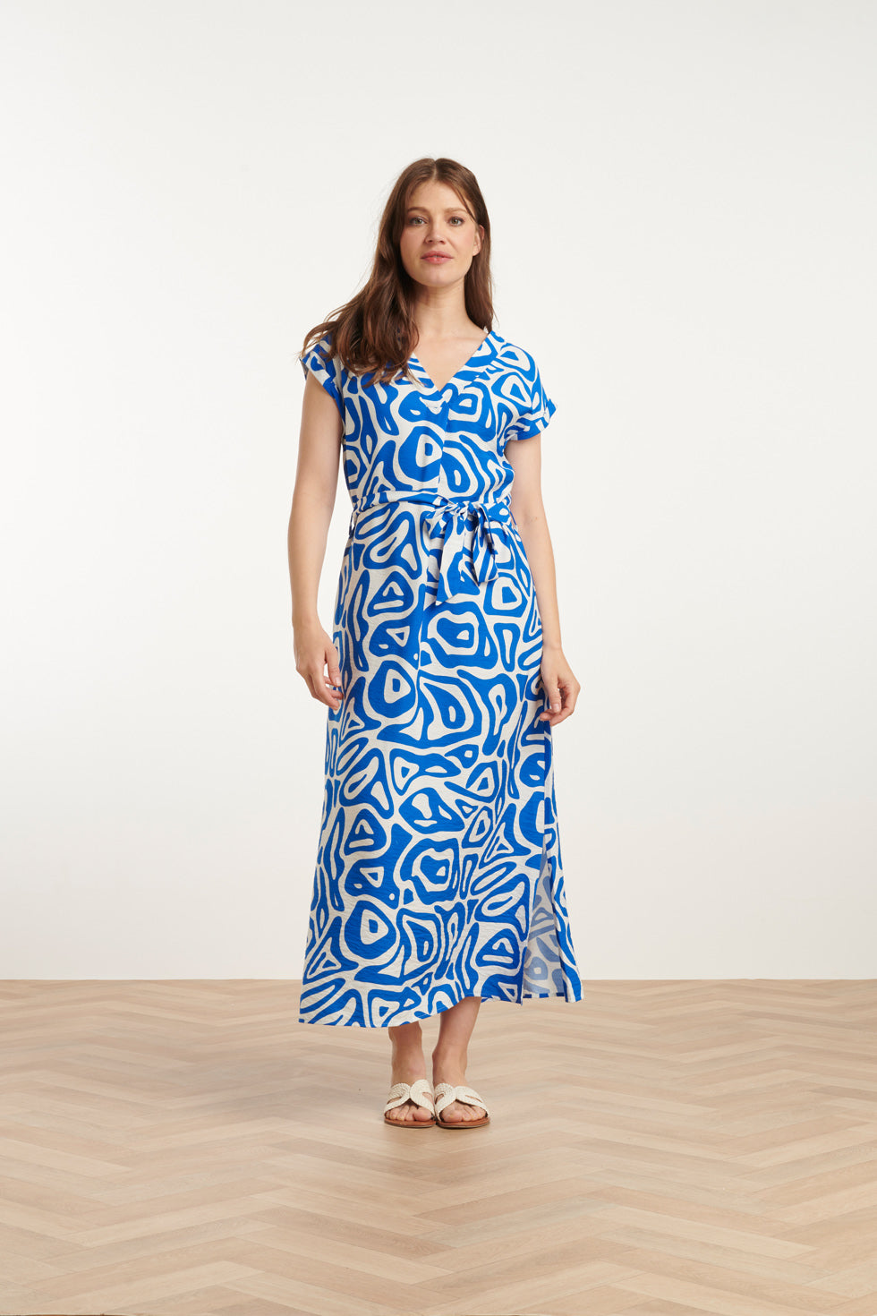 25003 Midi Jurk Met Te Abstracte Print | Cobalt Blue-White