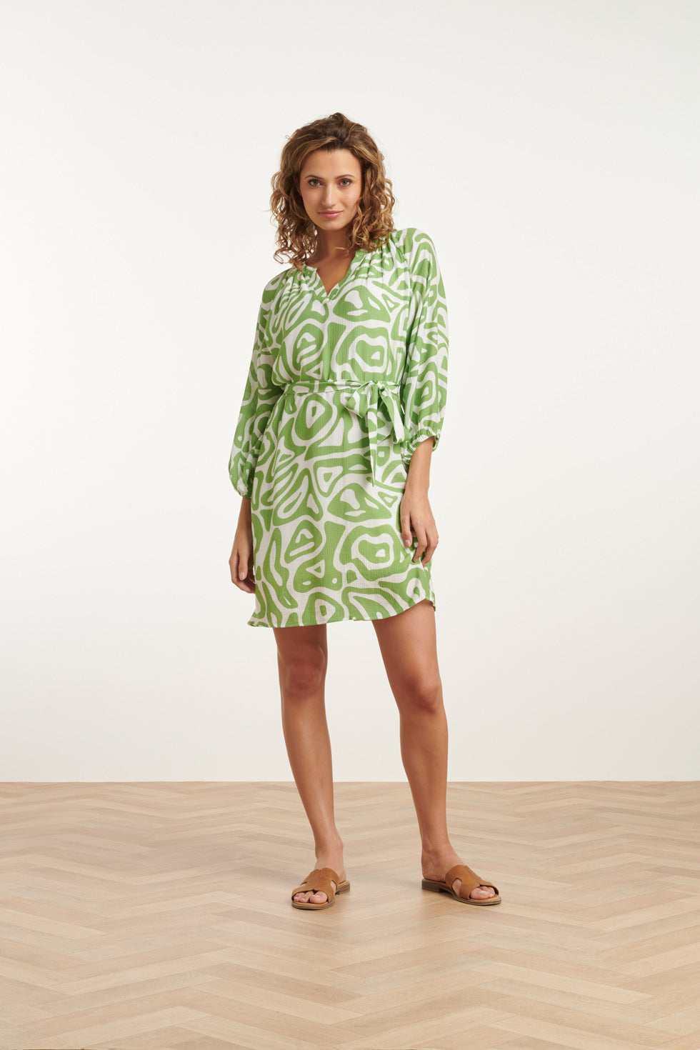 25005 Crinkle Jurk Met Lichtte Abstracte Print | Light Green-White