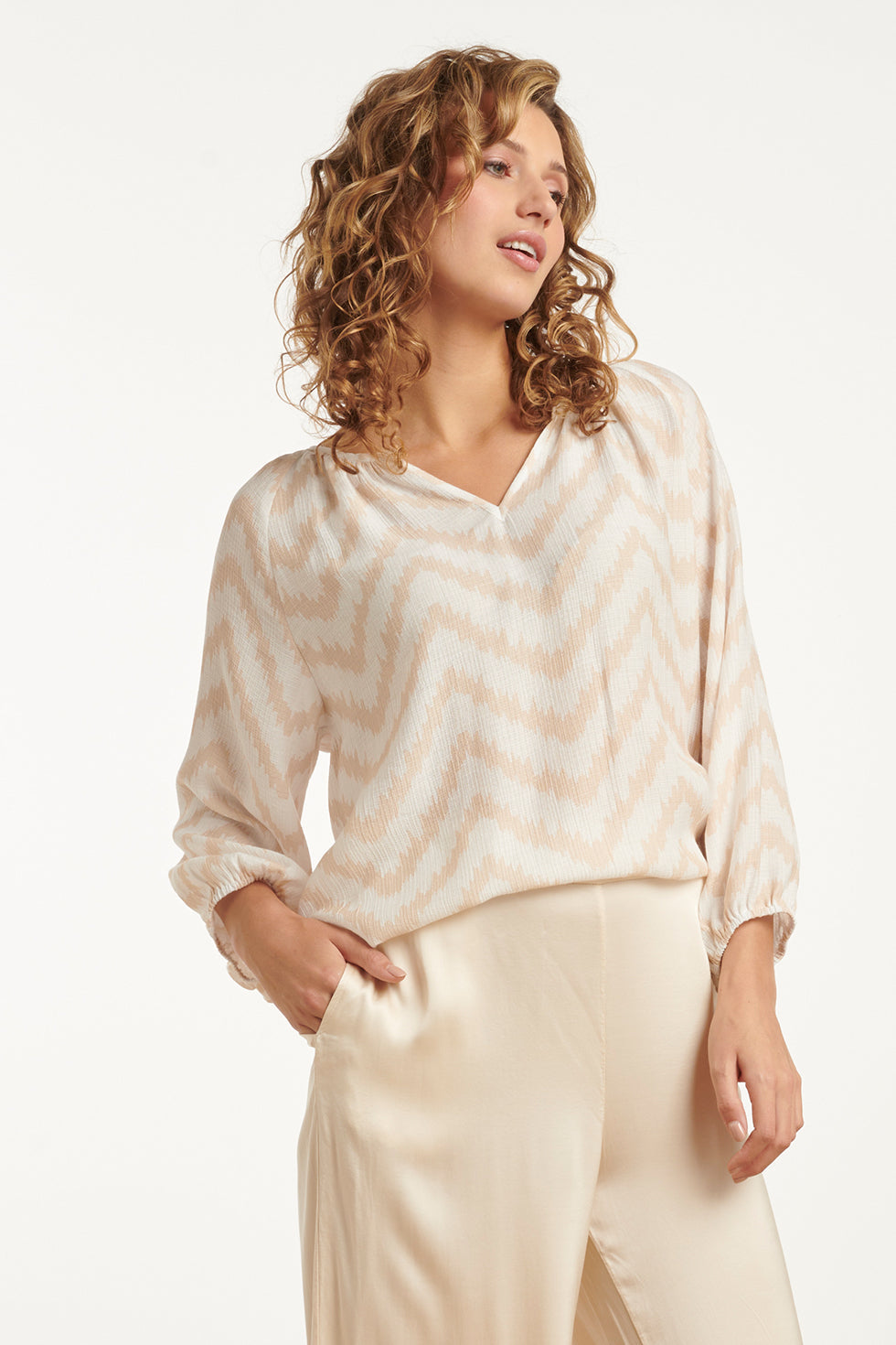 25013 Zachtevloeiende 3/4 Mouw Top Met Zigzag Print | Sand-Off White