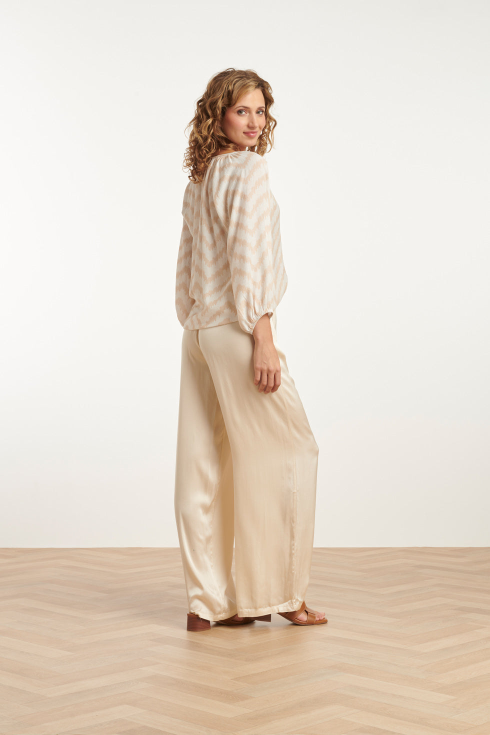 25013 Zachtevloeiende 3/4 Mouw Top Met Zigzag Print | Sand-Off White