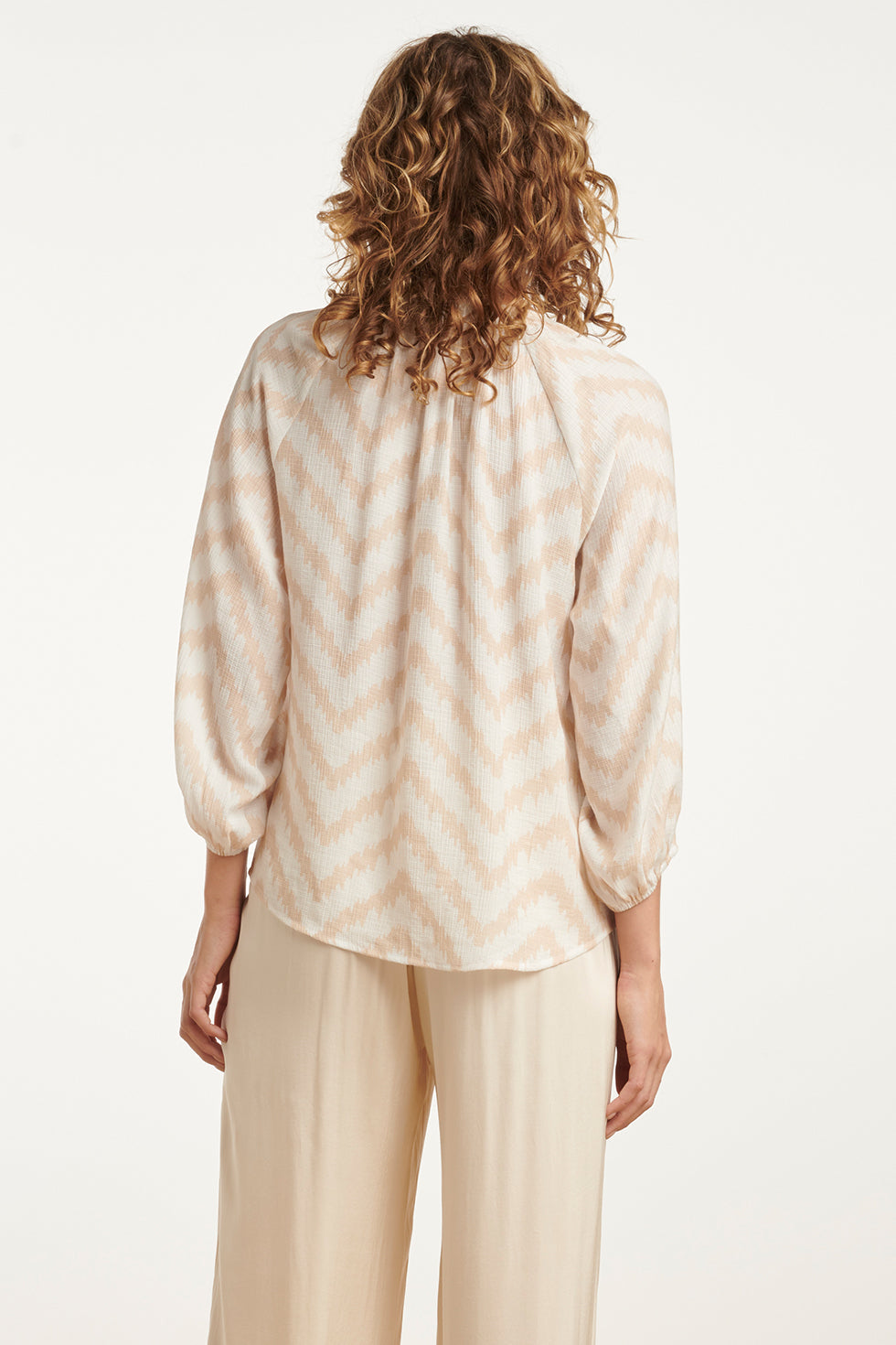 25013 Zachtevloeiende 3/4 Mouw Top Met Zigzag Print | Sand-Off White
