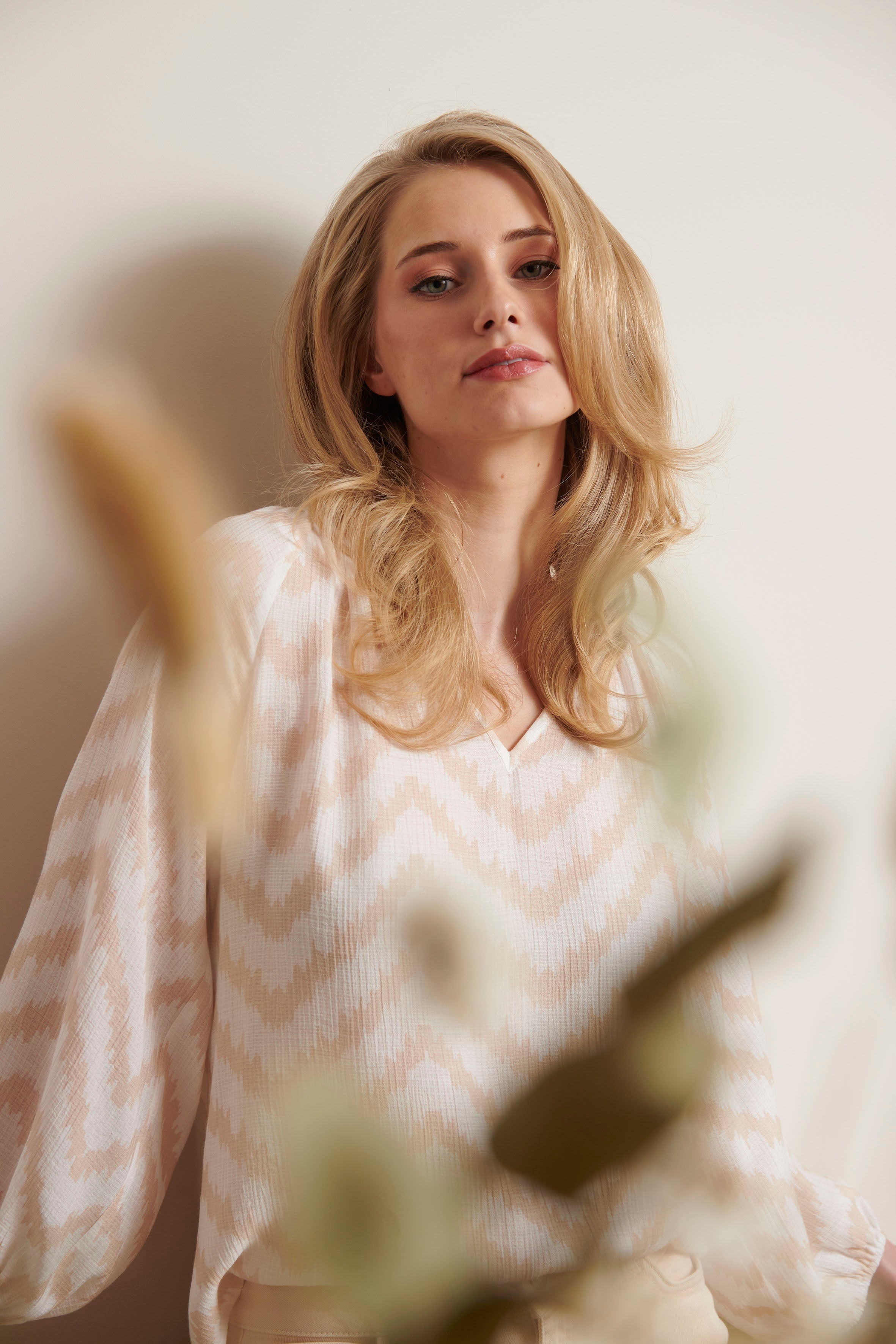 25013 Zachtevloeiende 3/4 Mouw Top Met Zigzag Print | Sand-Off White