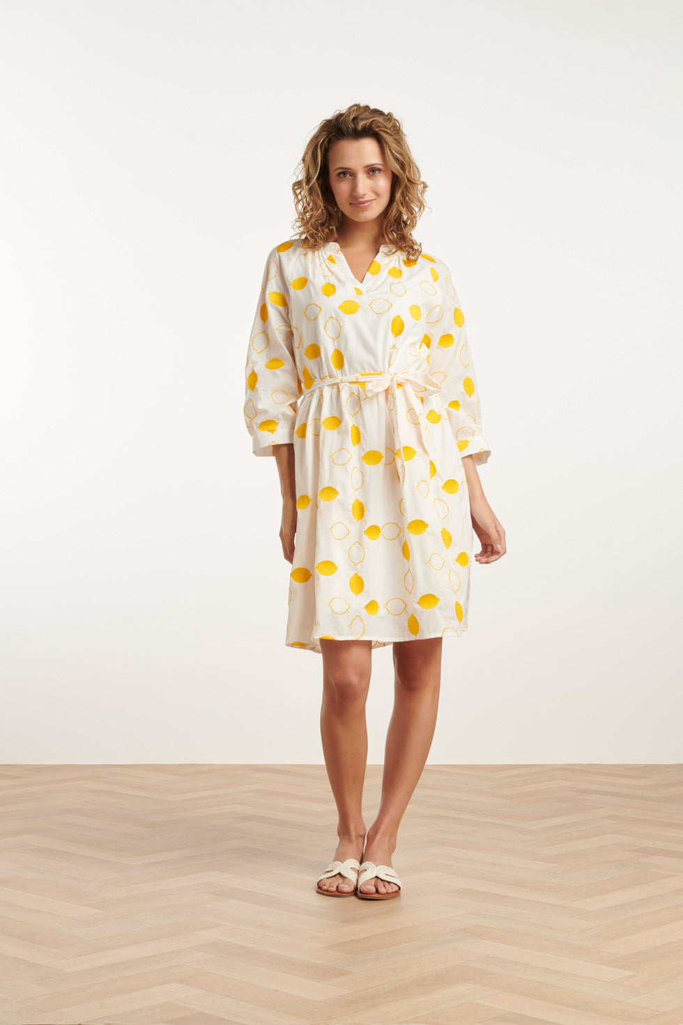 25017 Te Katoenen Jurk Met Citroen Borduursels3/4 Mouwen | White - Yellow