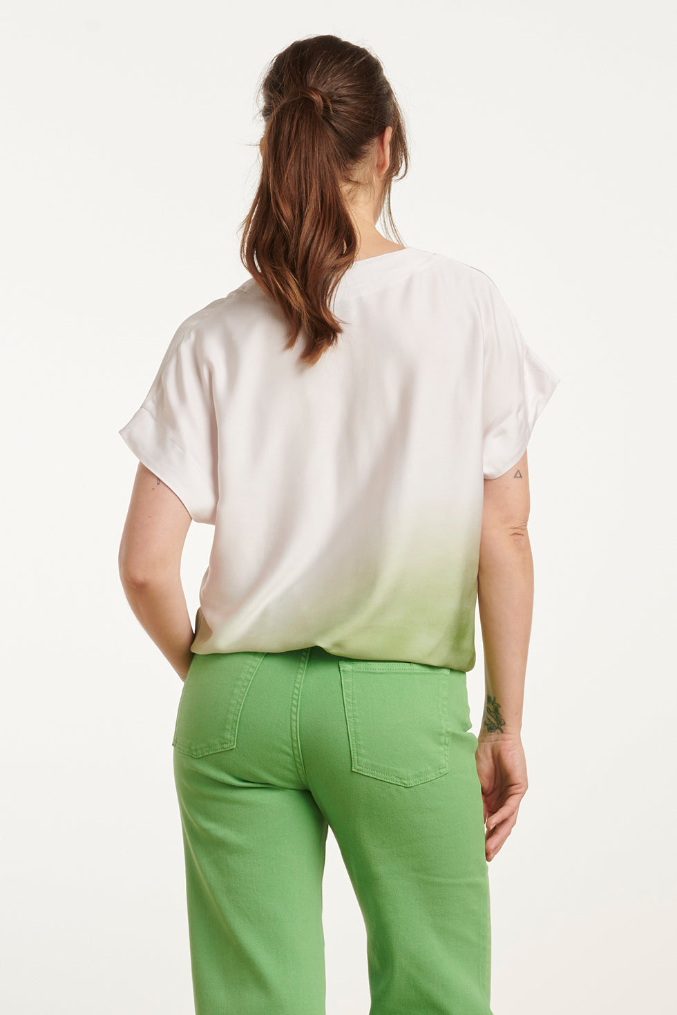 25023 Loose Fit V-Paneel Top Met Ombre Print | Off White-Light Green