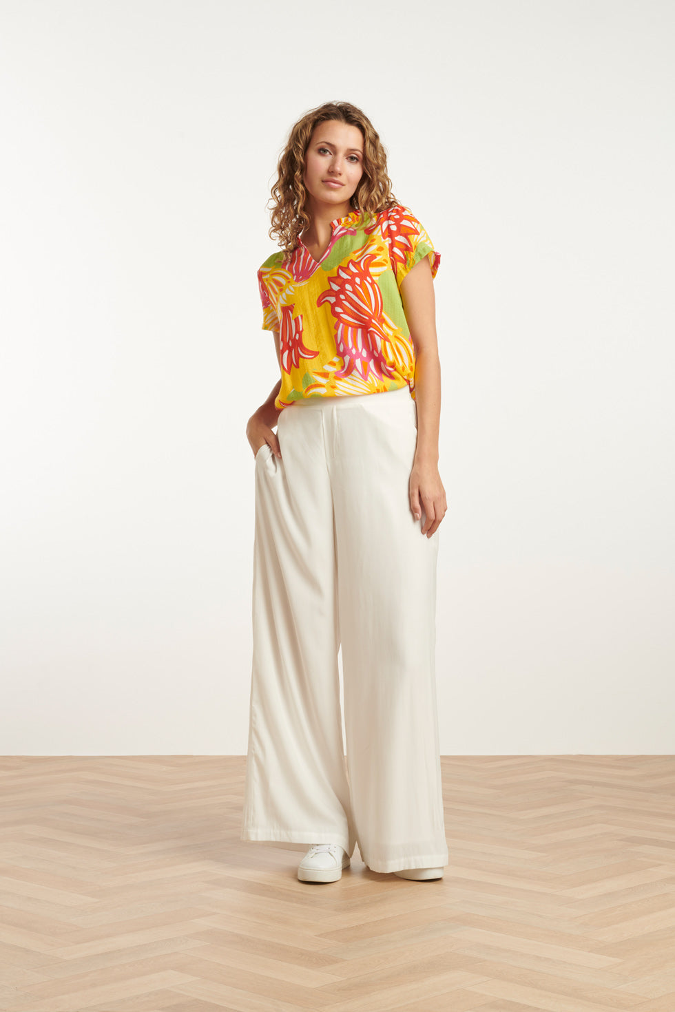 25030 V-Hals Top Met Fel Rijke Bloemenprint | Muticolour