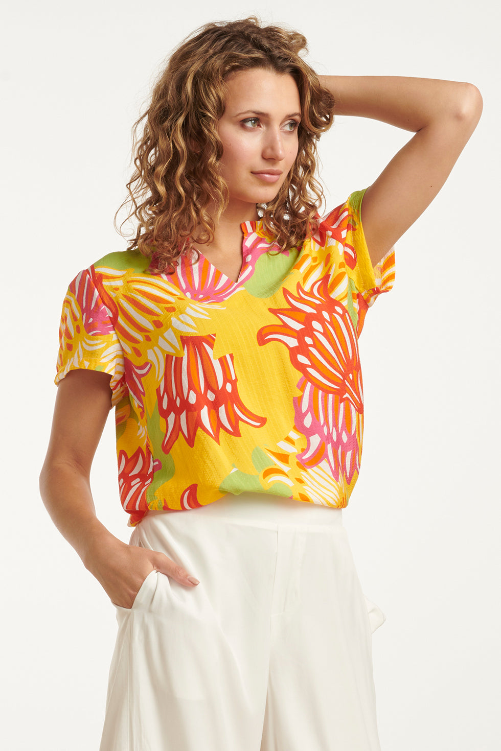 25030 V-Hals Top Met Fel Rijke Bloemenprint | Muticolour
