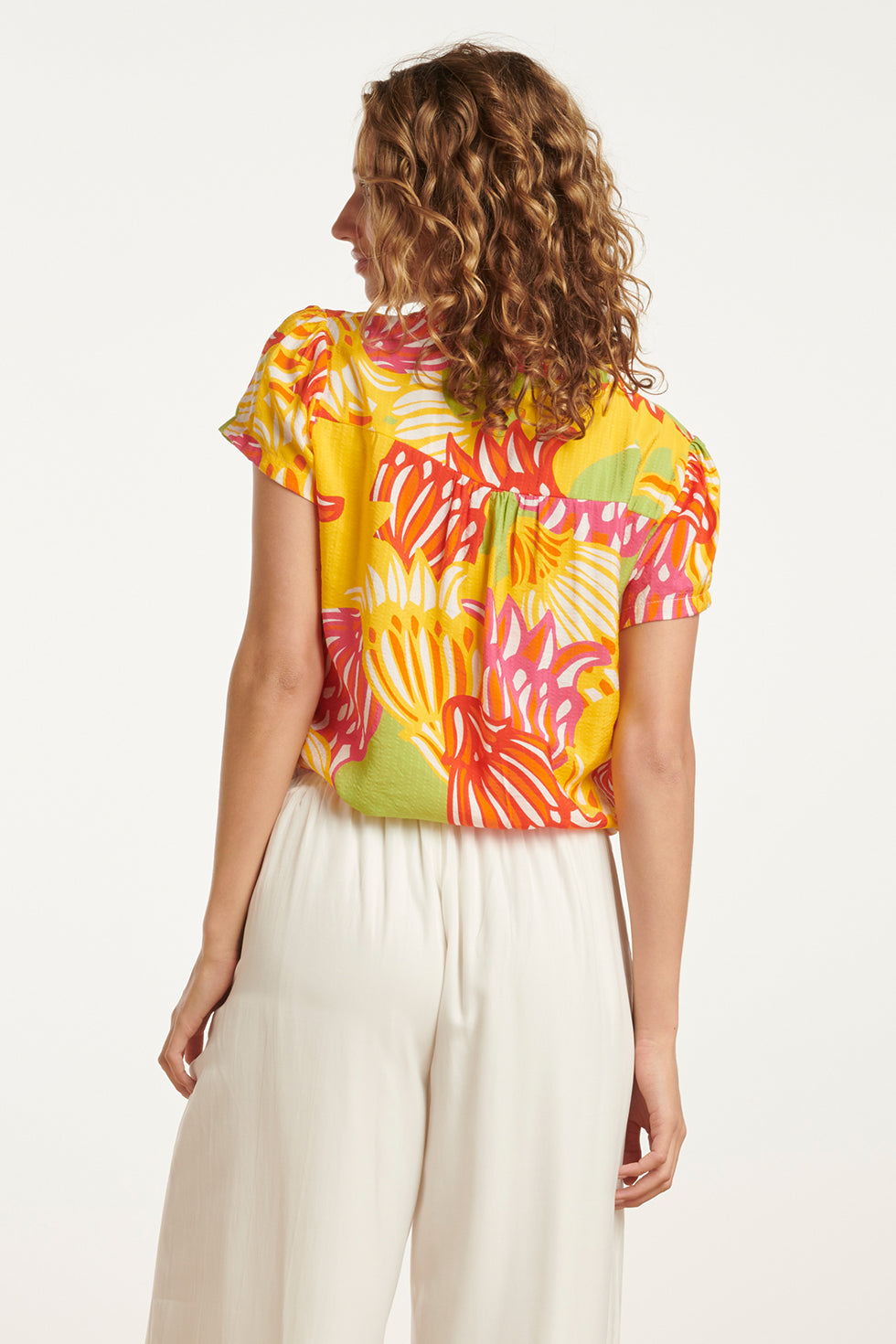 25030 V-Hals Top Met Fel Rijke Bloemenprint | Muticolour
