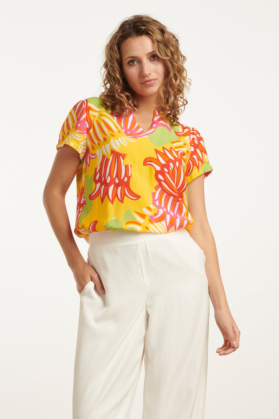 25030 V-Hals Top Met Fel Rijke Bloemenprint | Muticolour