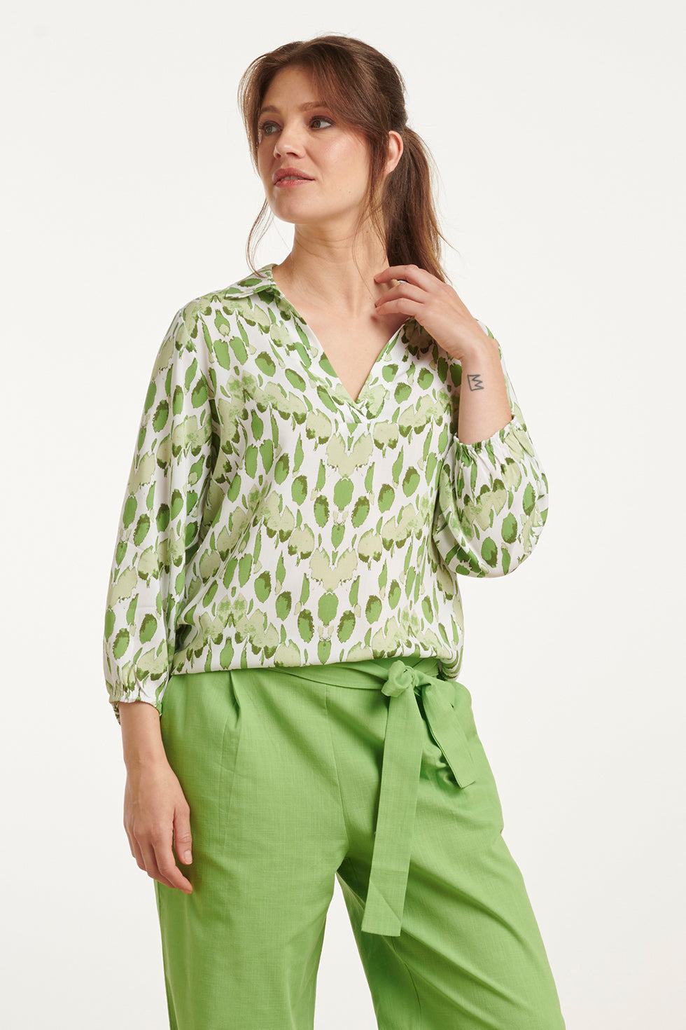 25031 V-Hals Bloes Met Slangenprint | White-Light Green