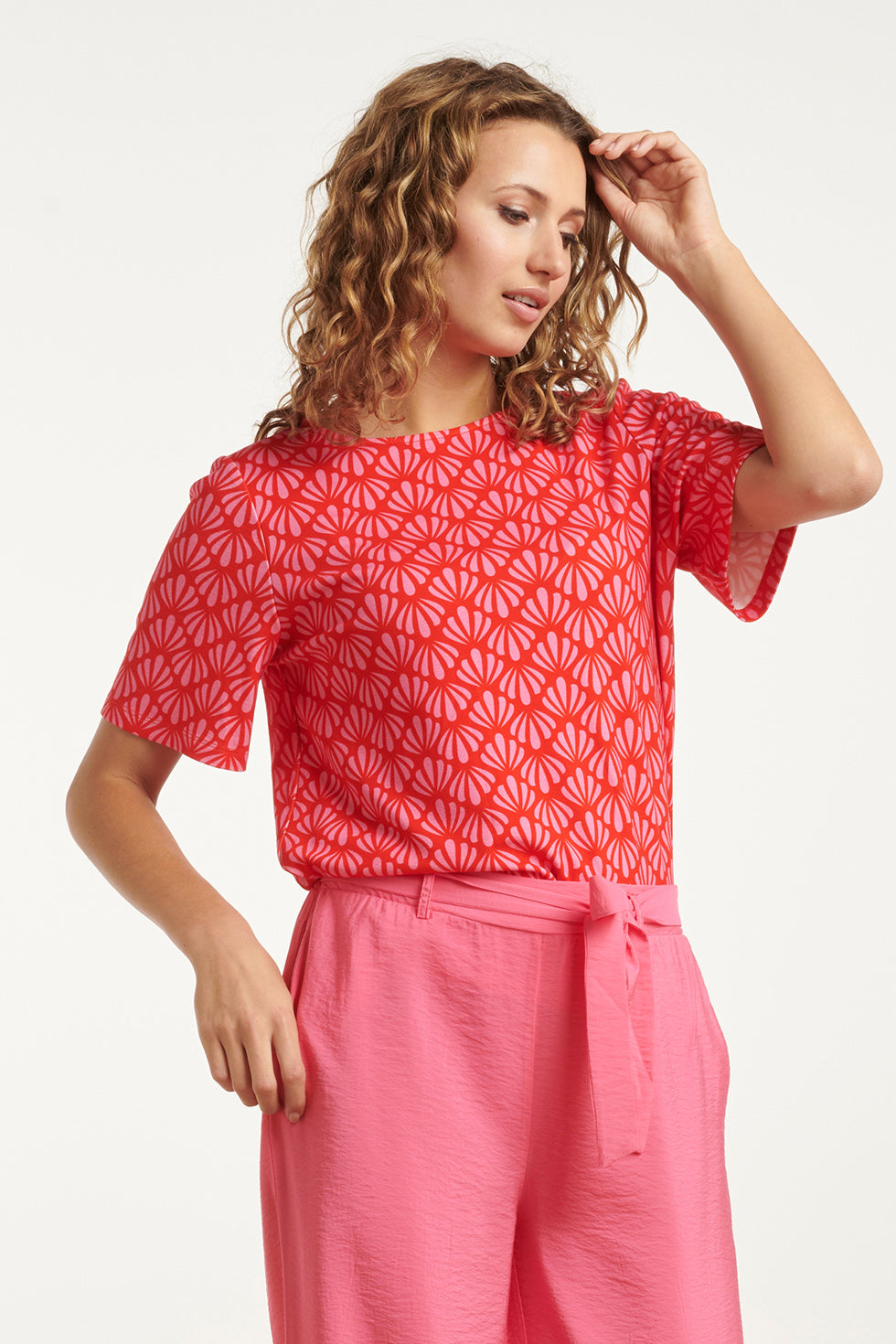 25040 Stretchy Rondhals Top Met Schelpprint | Red-Pink