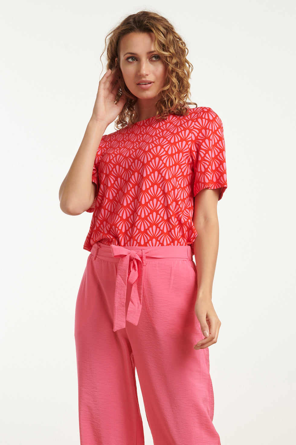 25040 Stretchy Rondhals Top Met Schelpprint | Red-Pink
