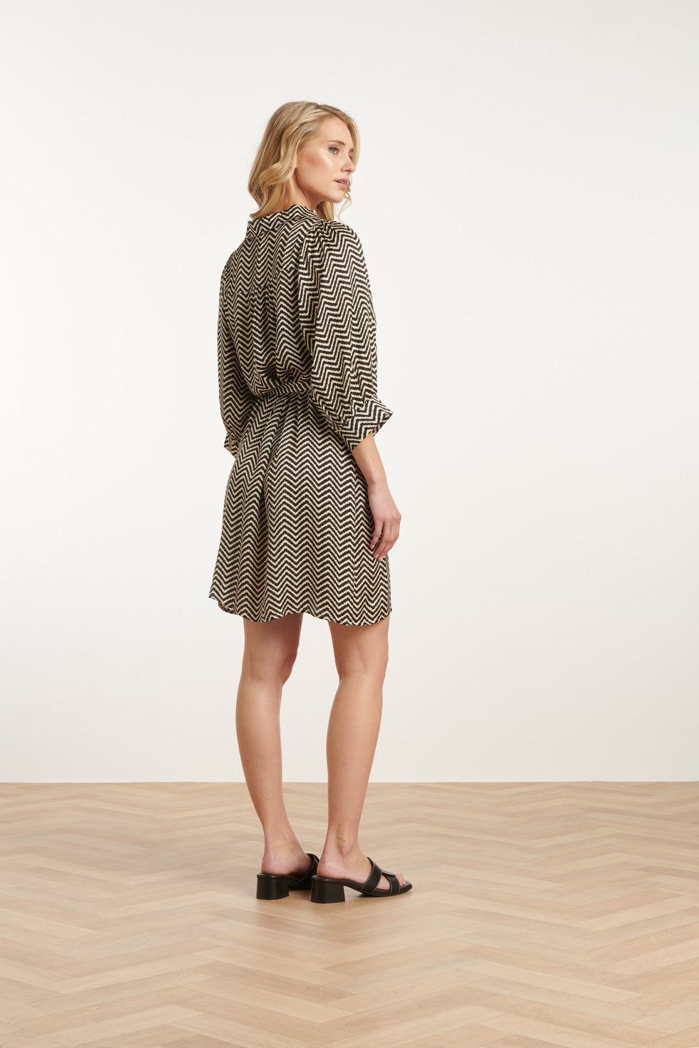 25048 Korte Satijn Jurk Met Zigzagprint | Offwhite-Black