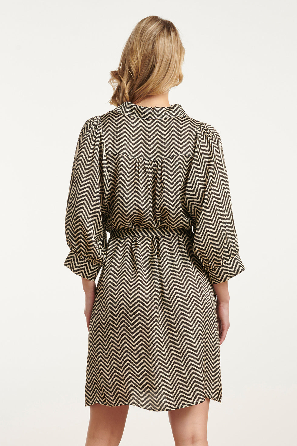 25048 Korte Satijn Jurk Met Zigzagprint | Offwhite-Black
