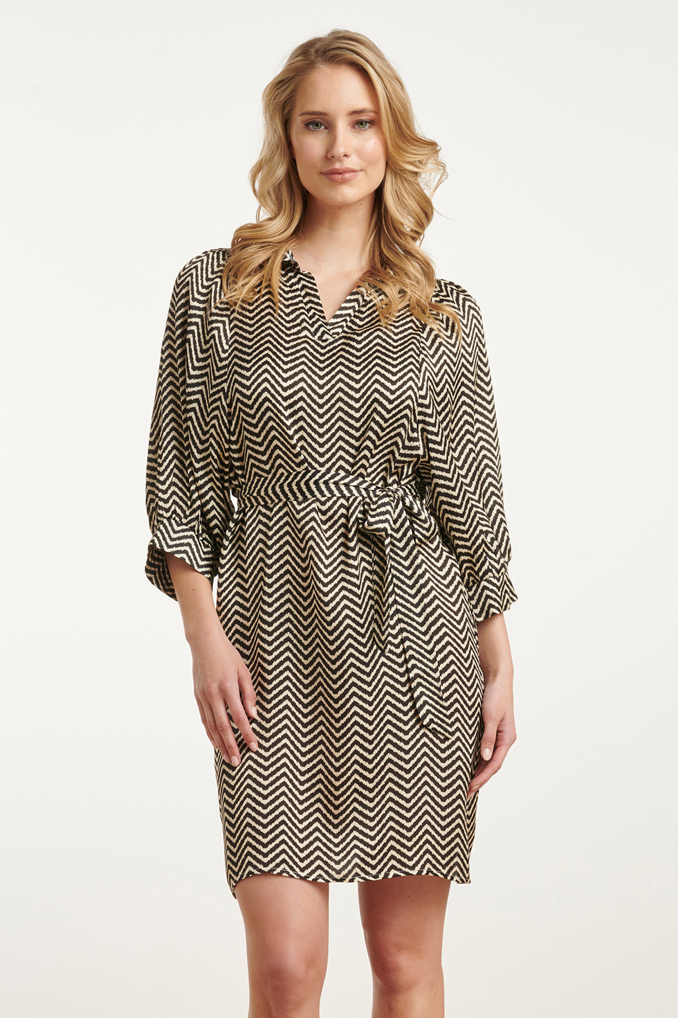 25048 Korte Satijn Jurk Met Zigzagprint | Offwhite-Black