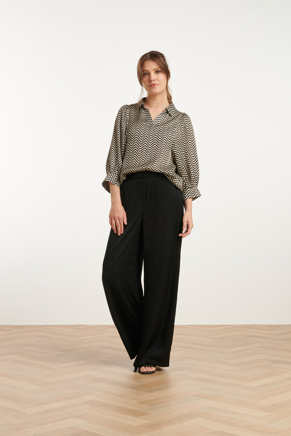 25049 Zigzag Print Top Met Kraag3/4 Puff Mouwen | Offwhite-Black