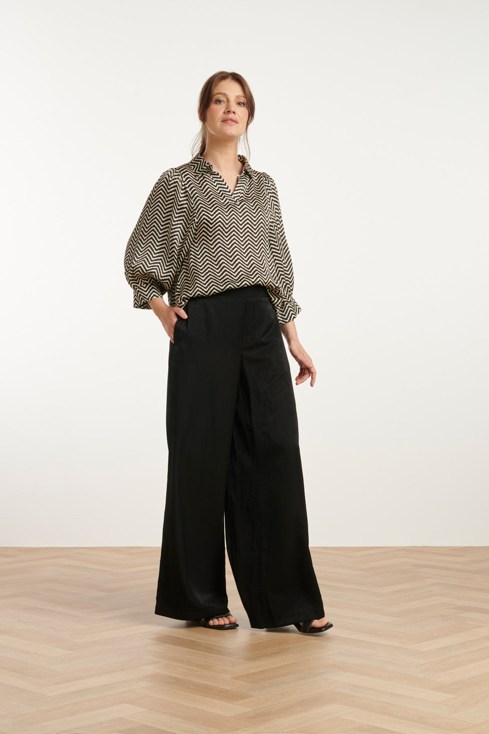 25049 Zigzag Print Top Met Kraag3/4 Puff Mouwen | Offwhite-Black