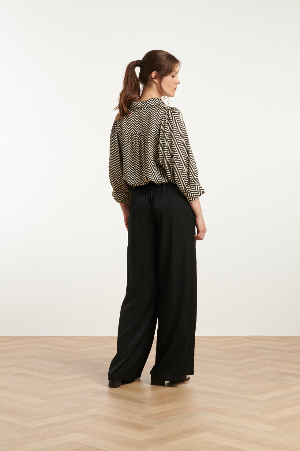 25049 Zigzag Print Top Met Kraag3/4 Puff Mouwen | Offwhite-Black