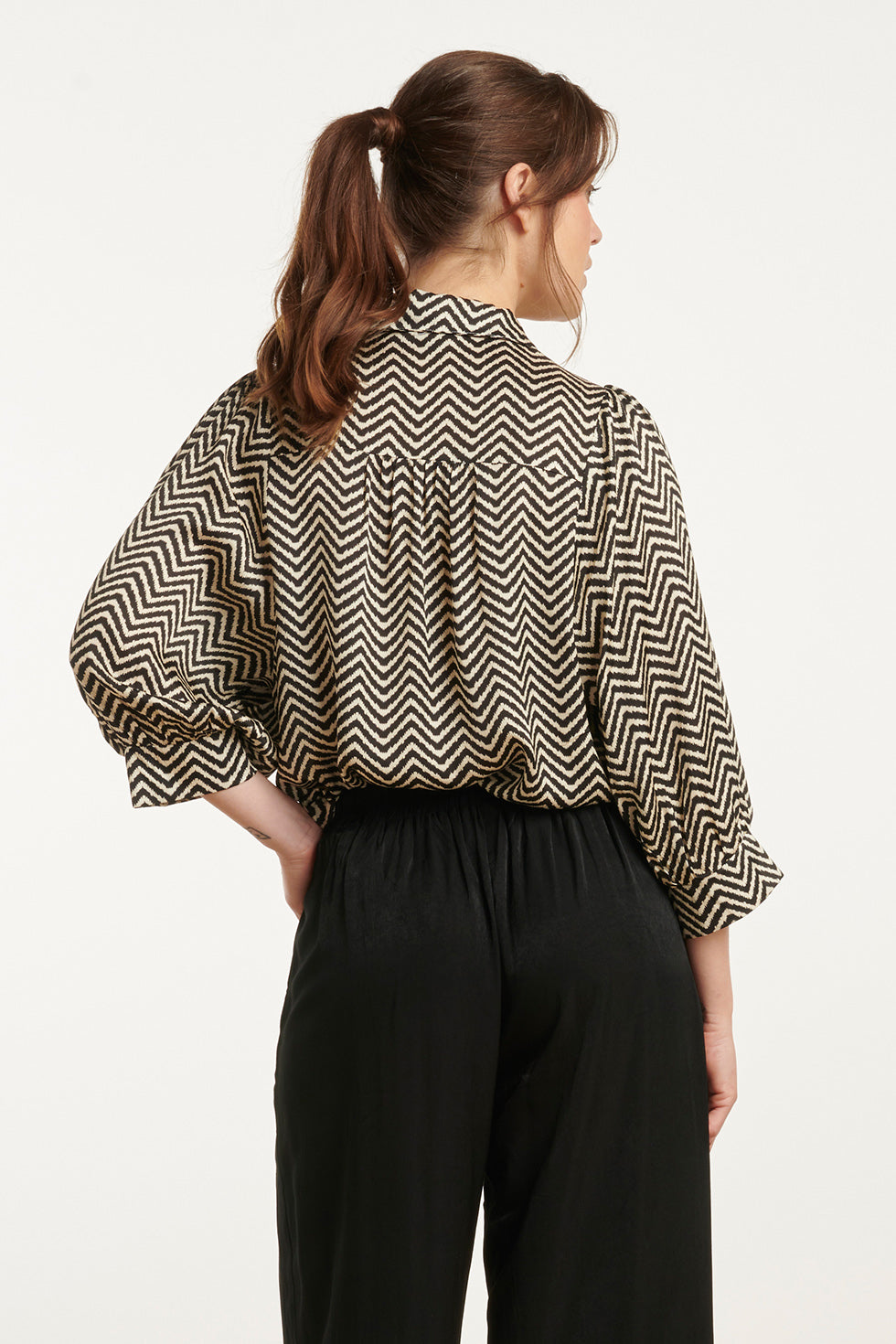 25049 Zigzag Print Top Met Kraag3/4 Puff Mouwen | Offwhite-Black
