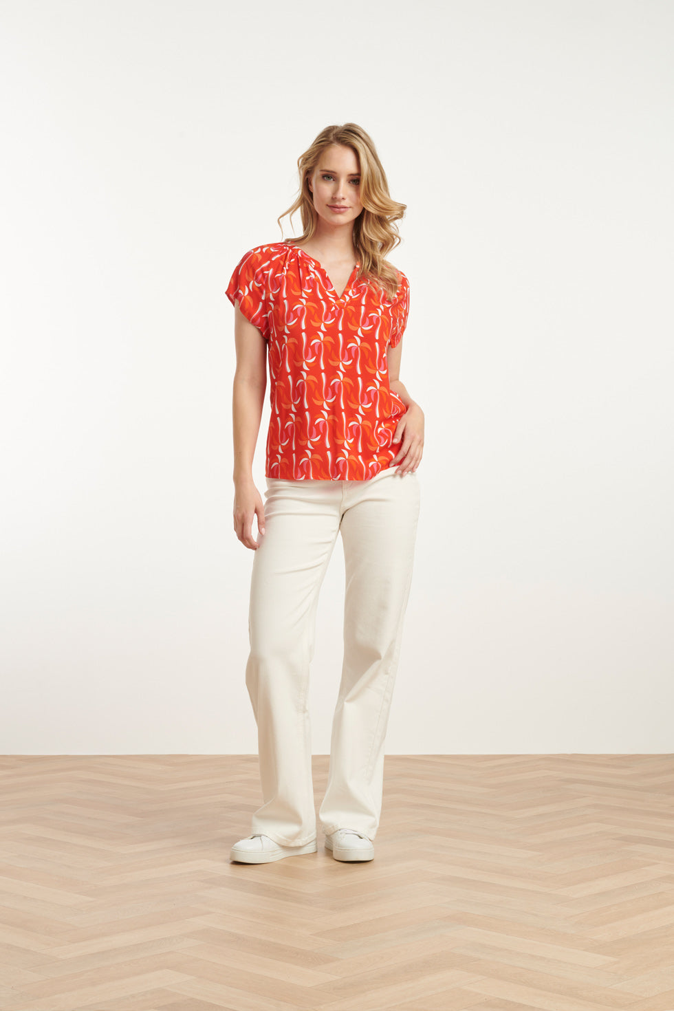 25055 Top Met V-Halspalmprint | Red-Multicolour