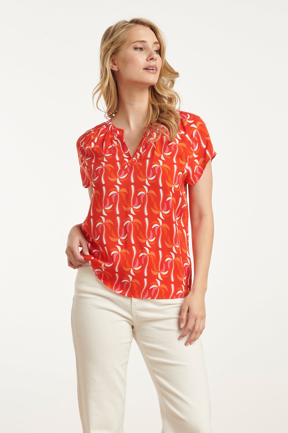 25055 Top Met V-Halspalmprint | Red-Multicolour
