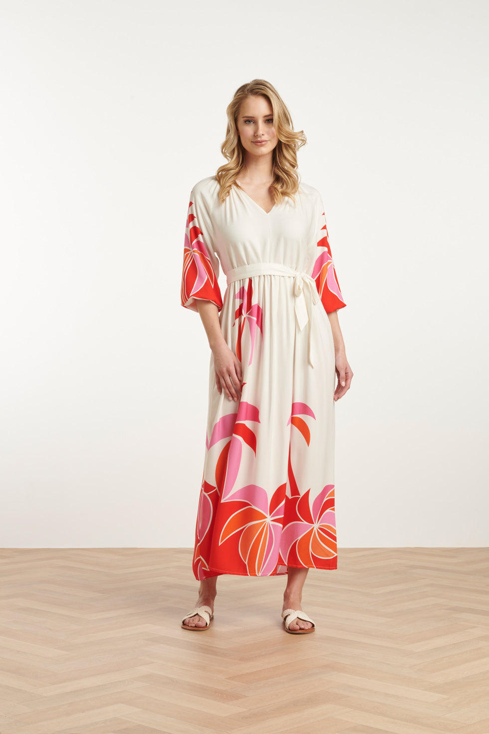 25058 Off White Flowy Maxi Jurk Met Helder Palm Print | Red-Multicolour
