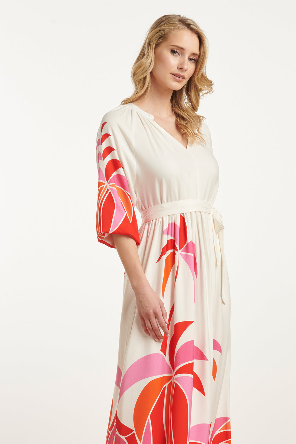 25058 Off White Flowy Maxi Jurk Met Helder Palm Print | Red-Multicolour
