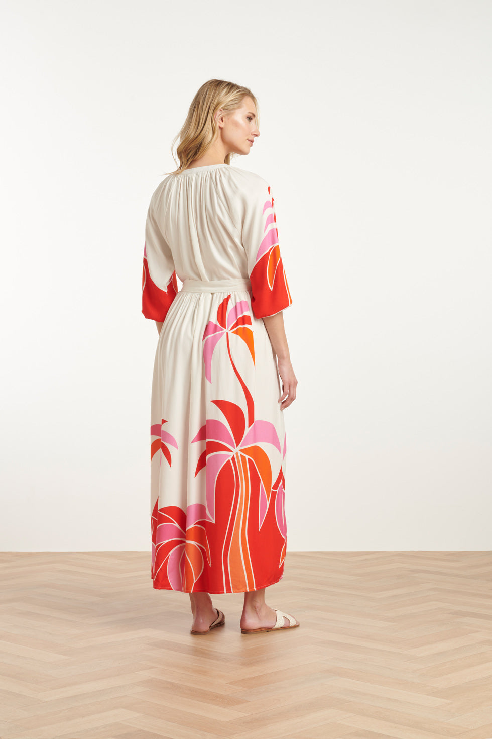 25058 Off White Flowy Maxi Jurk Met Helder Palm Print | Red-Multicolour