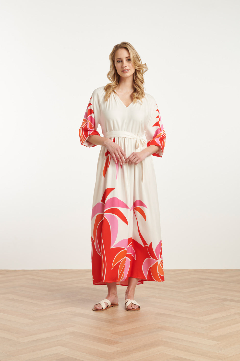 25058 Off White Flowy Maxi Jurk Met Helder Palm Print | Red-Multicolour