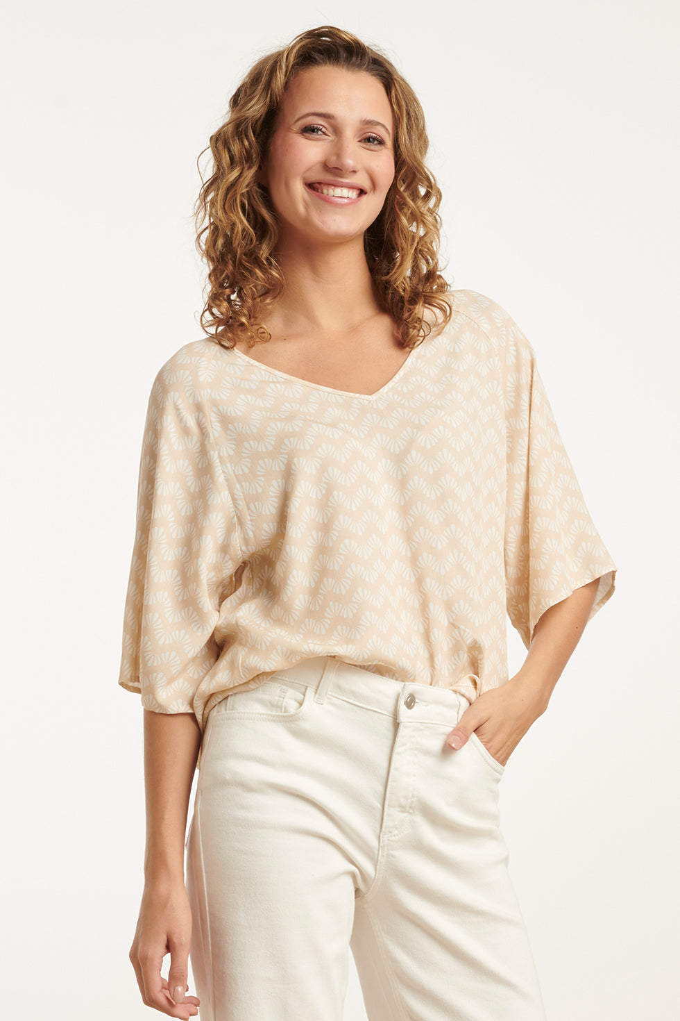 25066 Schelpenprint Top | Sand-White
