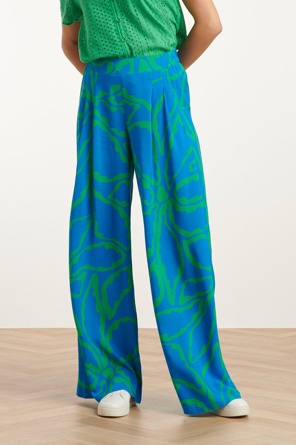 25069 Wijde Broek Met Grafische Bloemenprintfelgras | Cobalt-Green