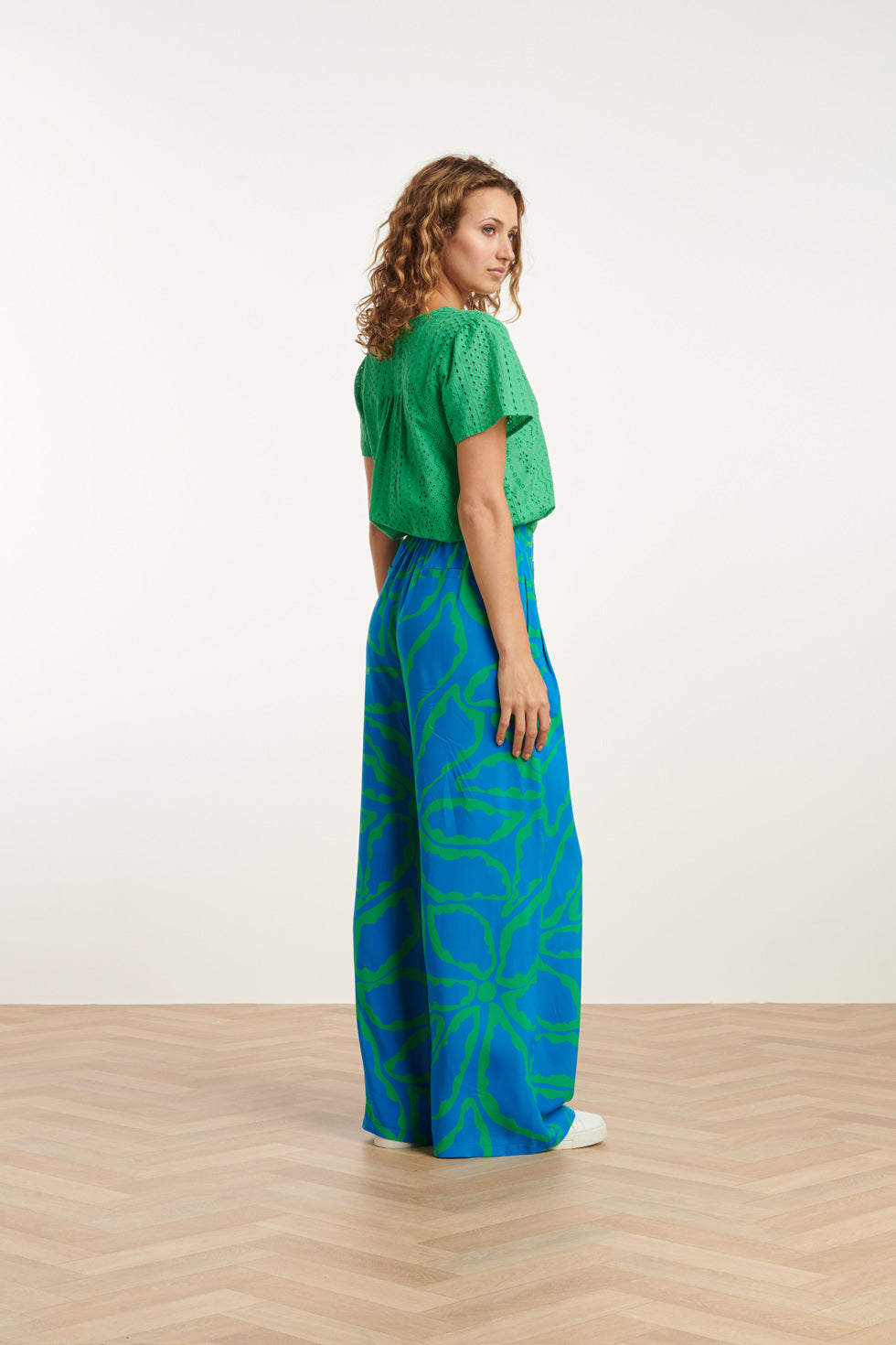 25069 Wijde Broek Met Grafische Bloemenprintfelgras | Cobalt-Green