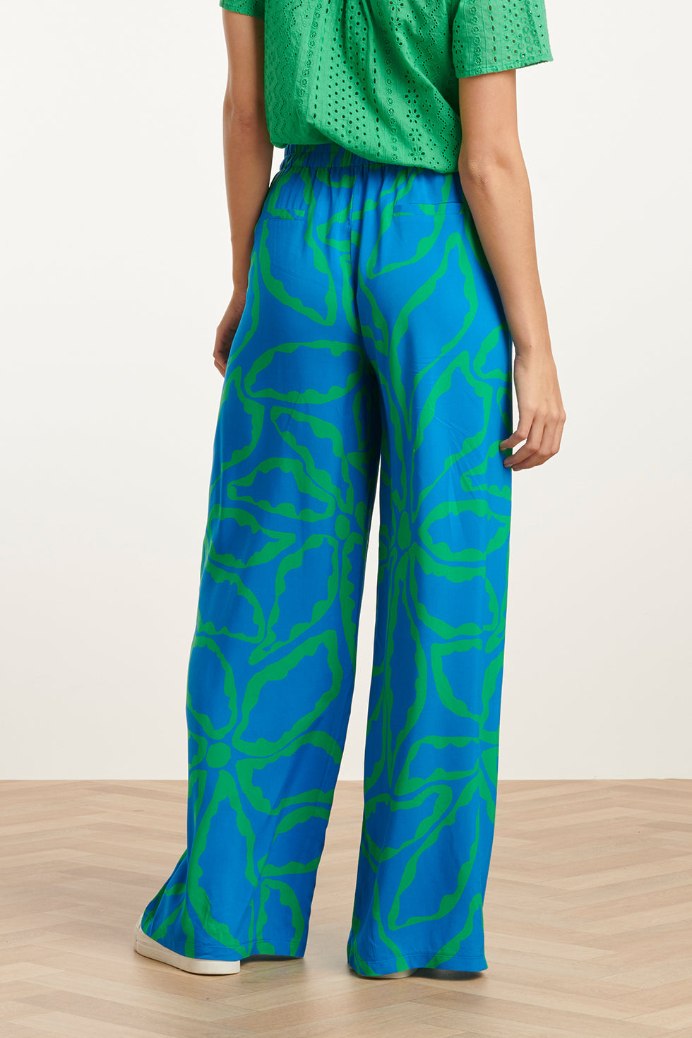 25069 Wijde Broek Met Grafische Bloemenprintfelgras | Cobalt-Green