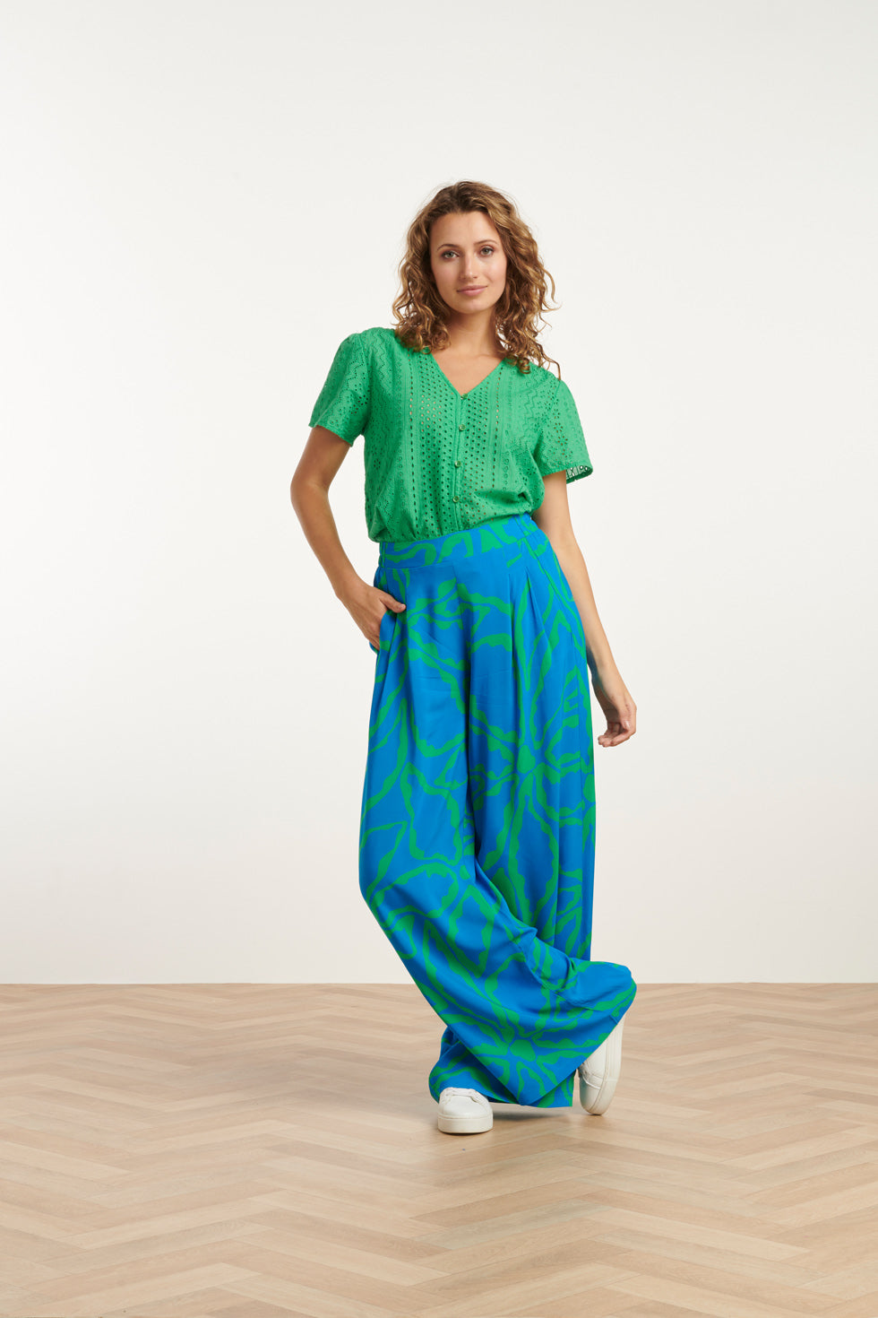 25069 Wijde Broek Met Grafische Bloemenprintfelgras | Cobalt-Green