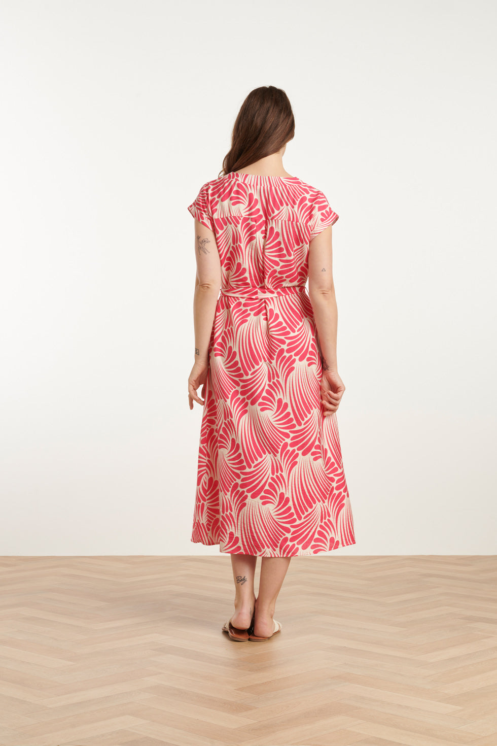 25072 Midi Jurk Met Grafische Print | Pink-White
