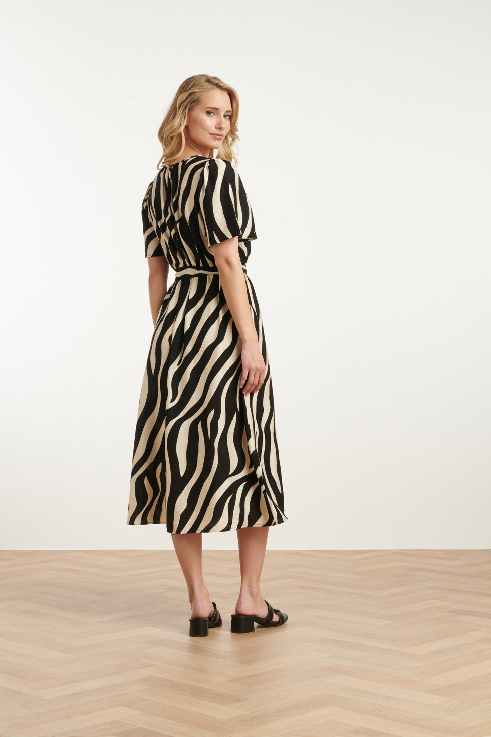 25077 Midi Jurk Met Zebrastijl Print | Offwhite-Black