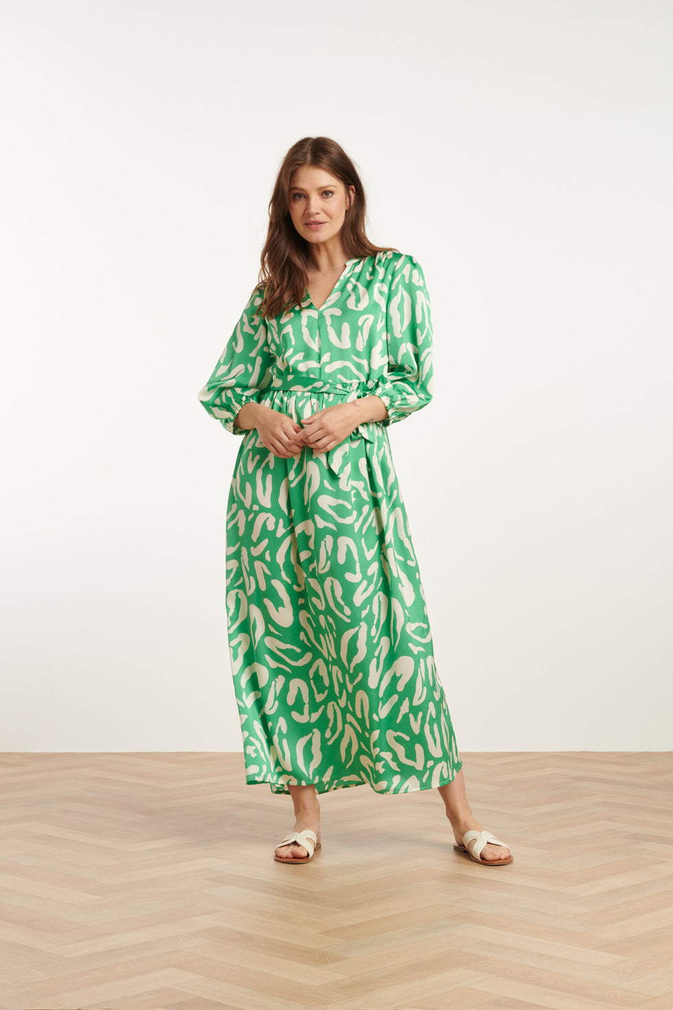 25082 Satin Maxi Jurk Met Te Dierenprint | Green - White