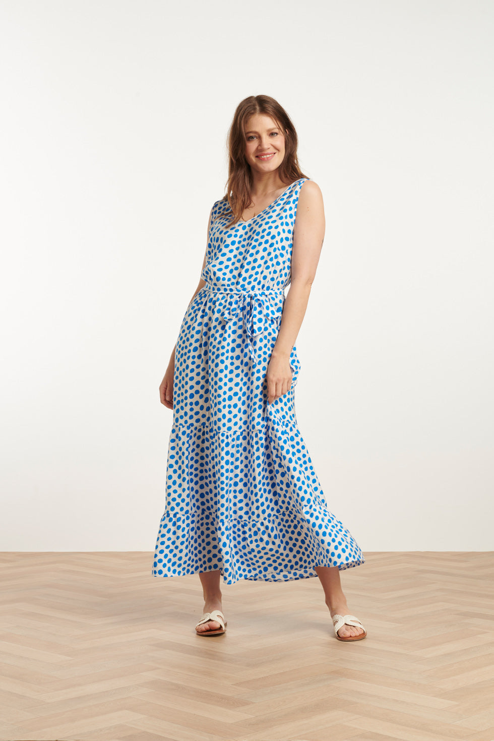 25084 Maxi Jurk Met Kobalt Polka Dot Print | White - Cobalt