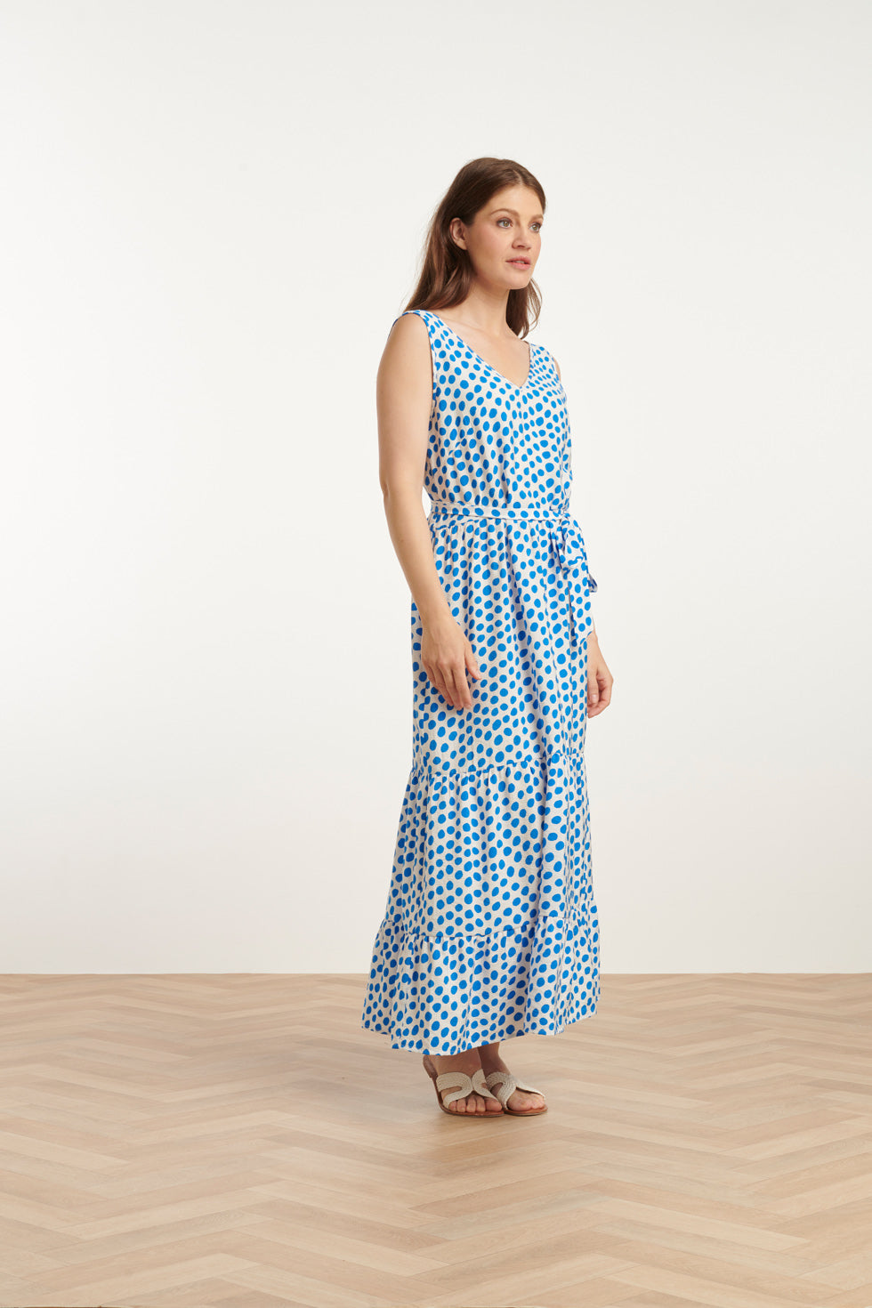 25084 Maxi Jurk Met Kobalt Polka Dot Print | White - Cobalt