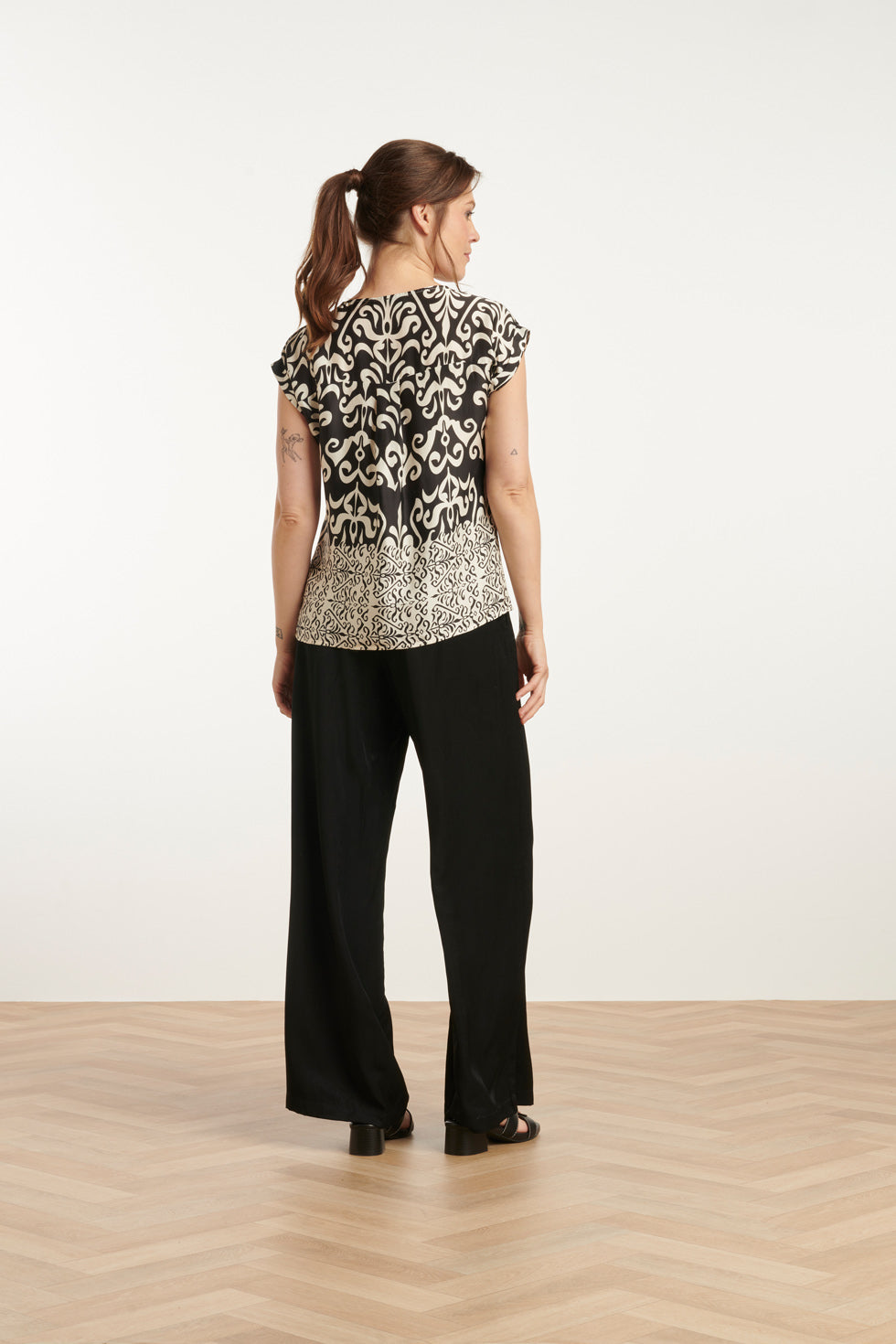 25088 -Te Satijnen Top Met Ornamentenprint | Off White - Black