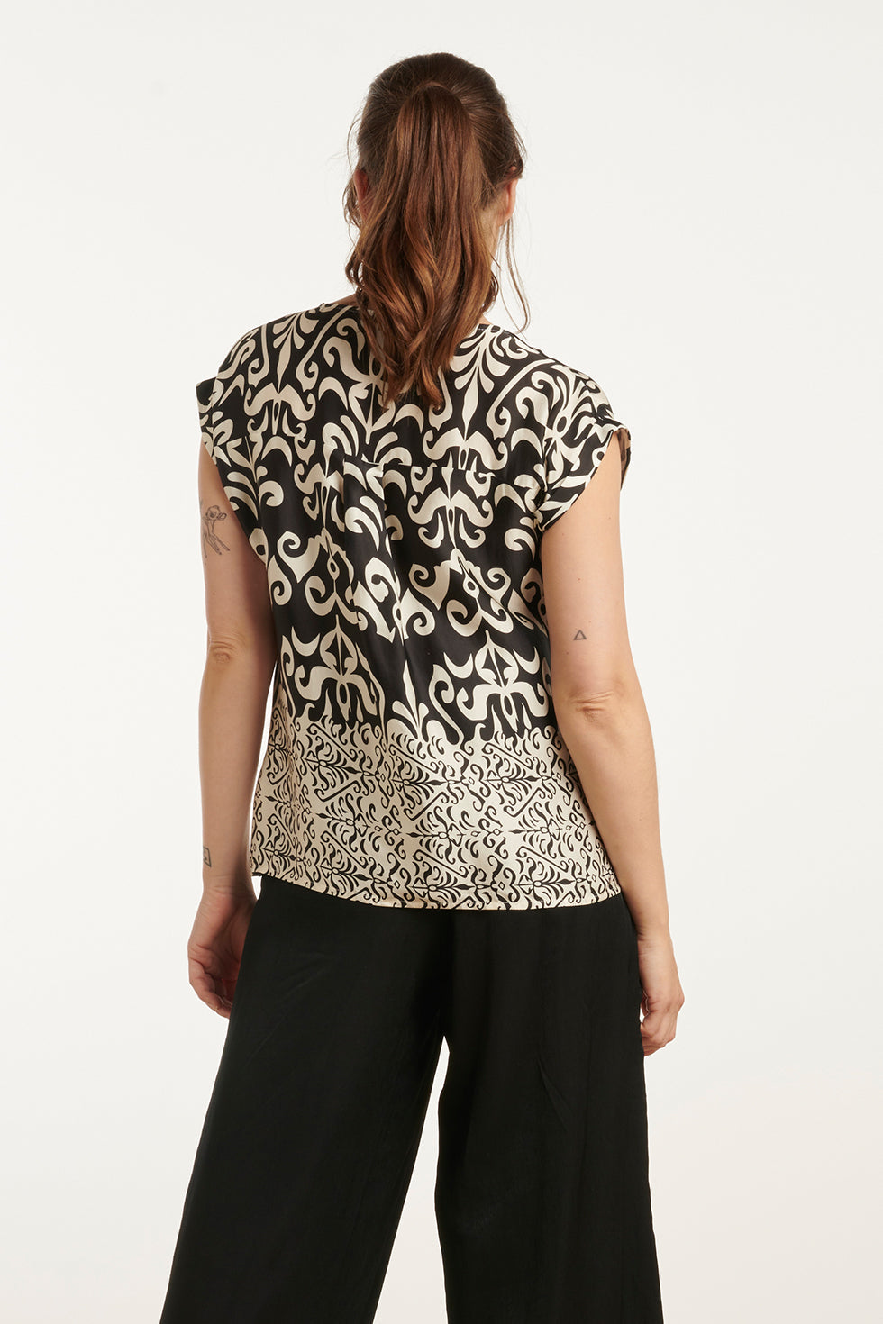 25088 -Te Satijnen Top Met Ornamentenprint | Off White - Black