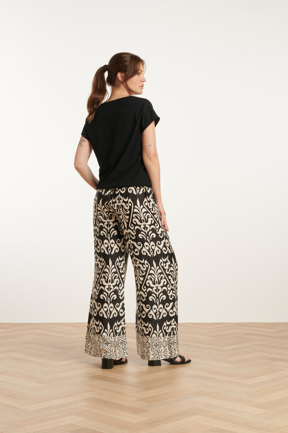 25089 E Te Satijnen Ornamentele Geprinte Broek | Off White - Black