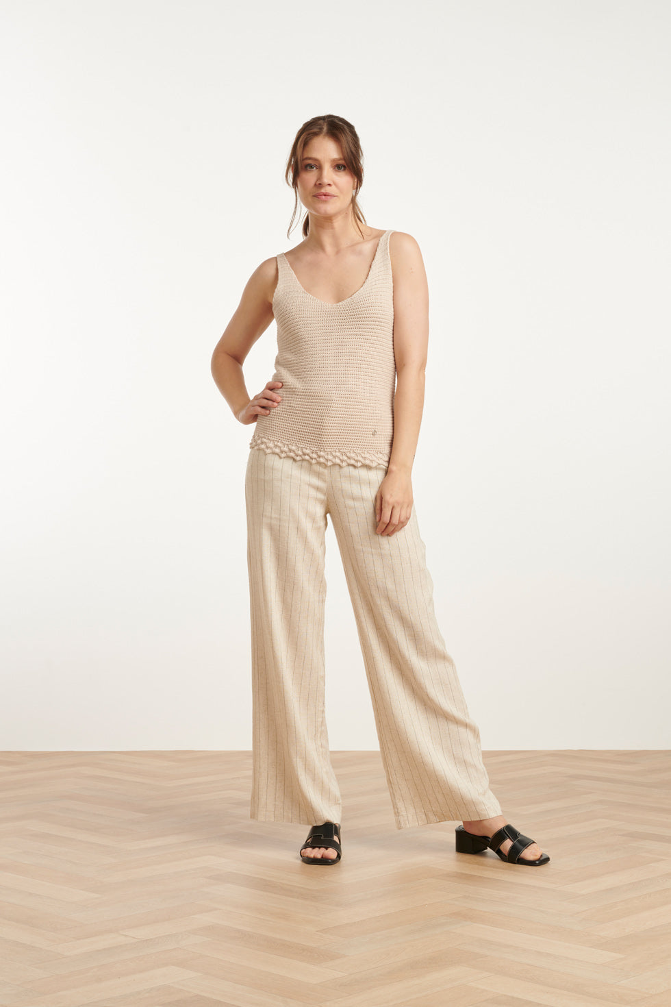 25107 E Gebreide Strappy Top Met Scallop Rand | Sand