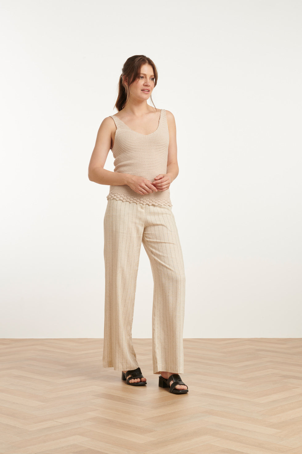 25107 E Gebreide Strappy Top Met Scallop Rand | Sand